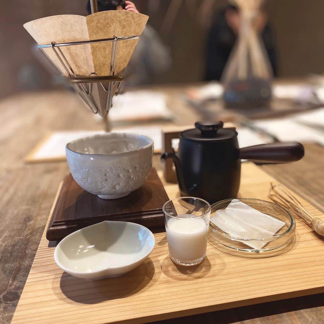 nyaachanさんのインスタグラム写真 - (nyaachanInstagram)「* 自分でコーヒーミルつかって、豆から作るコーヒーが美味しかった💓京都のcafé《AWOMB》 ぶっちゃけ私甘党でいつもカフェオレなので、ちゃんとしたコーヒーの味わかってるわけでなく偉そうなこと言えませんが…😂 なんかとにかくオシャンに見えるから手動のコーヒーミル家にも欲しくなった❤︎ また京都のカフェも他も色々行きたいなぁ🥺 行きたいとこリスト作っとくから、お友達のみんな覚悟しててw * ここ2、3日は金曜のラプンツェルにむけて気持ちを高めるべくずっとラプンツェルの音楽聴いてる♬w * ダイエットと育乳の話まとめたいのになぜかすすまない、早く成果をお知らせしたい🤣 需要あるかわからんけど待っててくださいw * *  #京都カフェ#kyoto#京都café#cafe#driedflowers#flowers#instagood#instalike#カフェ#カフェ巡り#カフェ好きな人と繋がりたい#カフェスタグラム#awomb #coffee#コーヒー#コーヒーミル#手挽きミル」4月27日 20時50分 - naokoko70