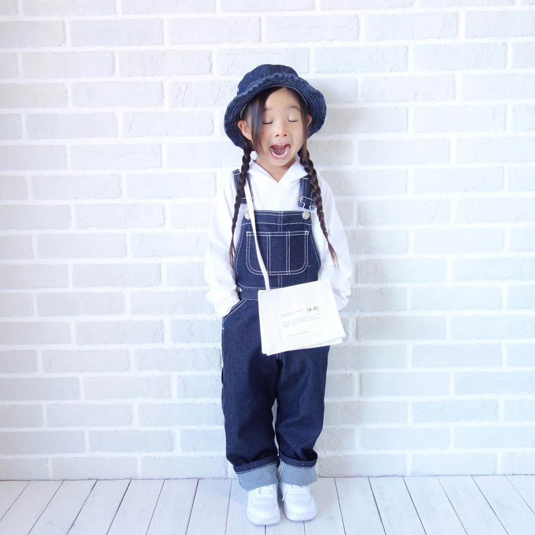 Saraさんのインスタグラム写真 - (SaraInstagram)「. coordinate♡ . デニムバケハと デニムサロペ👖💙 . まだまだサロペット姿がかわいい お子ちゃま🤤♡ . きょうの #おうち時間 は、 カプラでジェンガと ぬりえをしました🌷 . #ootd #kids #kids_japan #kids_japan_ootd #kjp_ootd #kidsfahion #kidscode #kidsootd #kidswear #キッズコーデ #キッズファッション #インスタキッズ #バケットハット #サロペット #オーバーオール #デニム #lowrysfarm #alphaashtron #nike #airforce1」4月27日 20時57分 - sarasara718