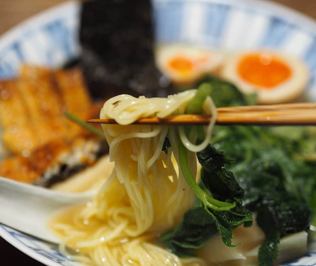 まこ/makoさんのインスタグラム写真 - (まこ/makoInstagram)「. 纐纈さんと老松 喜多川さんのラーメン対決の天然の海うなぎラーメン。 うなぎのスープこんなに美味しいんだと感動。 天然の海うなぎを初めて食べましたが、脂肪がおおくプリプリふわふわですが、クセがない！ 山菜も新鮮だし、朝取りのタケノコとの相性も最高でした。  美味しゅうございました。 . . こちらラーメン皿じゃないかもですが、今回のラーメンにぴったりだなと思って。気に入ってます。 . . . . .  #纐纈 #大阪十結 #鰻#テイクアウト#大阪テイクアウト#晩ご飯#晩ごはん#お盆deごはん #おうちごはん料理#ワンプレート#和食#和ンプレート#ワンプレートごはん#器#japanesefood#ramen #ramennoodles #요리 #집밥 #일본가정식 #中里博恒#中里博彦#心和庵」4月27日 20時57分 - ma_ko11