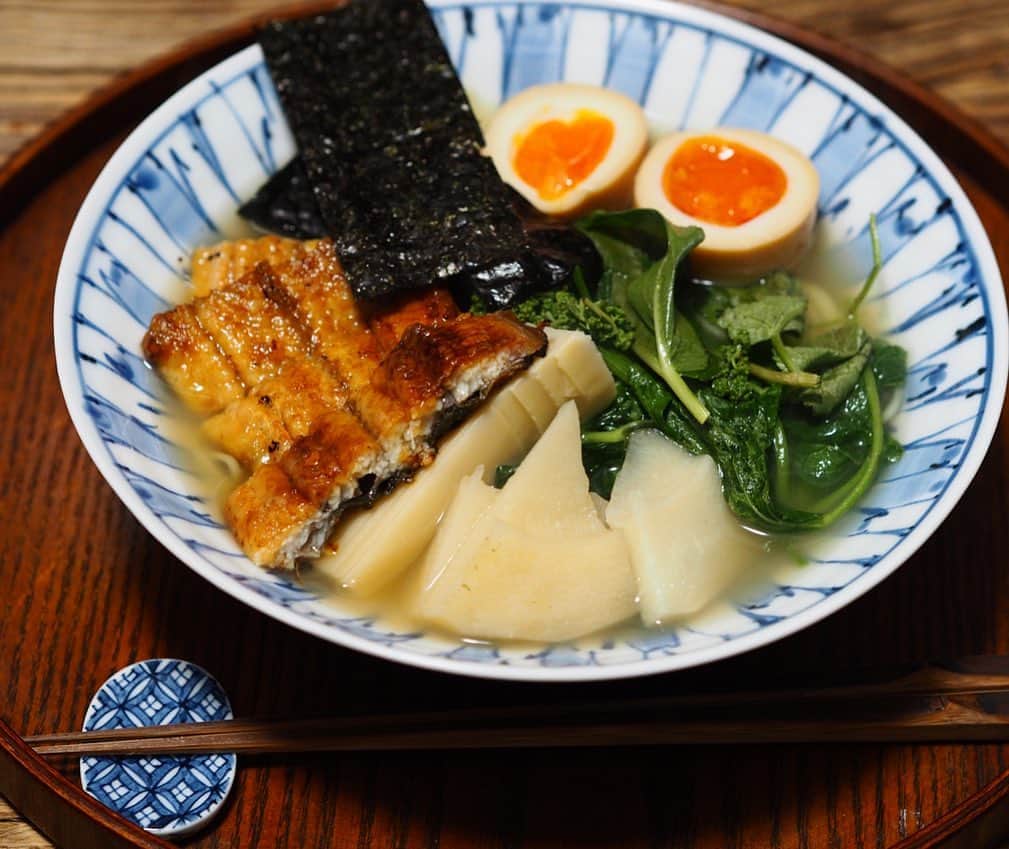まこ/makoのインスタグラム：「. 纐纈さんと老松 喜多川さんのラーメン対決の天然の海うなぎラーメン。 うなぎのスープこんなに美味しいんだと感動。 天然の海うなぎを初めて食べましたが、脂肪がおおくプリプリふわふわですが、クセがない！ 山菜も新鮮だし、朝取りのタケノコとの相性も最高でした。  美味しゅうございました。 . . こちらラーメン皿じゃないかもですが、今回のラーメンにぴったりだなと思って。気に入ってます。 . . . . .  #纐纈 #大阪十結 #鰻#テイクアウト#大阪テイクアウト#晩ご飯#晩ごはん#お盆deごはん #おうちごはん料理#ワンプレート#和食#和ンプレート#ワンプレートごはん#器#japanesefood#ramen #ramennoodles #요리 #집밥 #일본가정식 #中里博恒#中里博彦#心和庵」