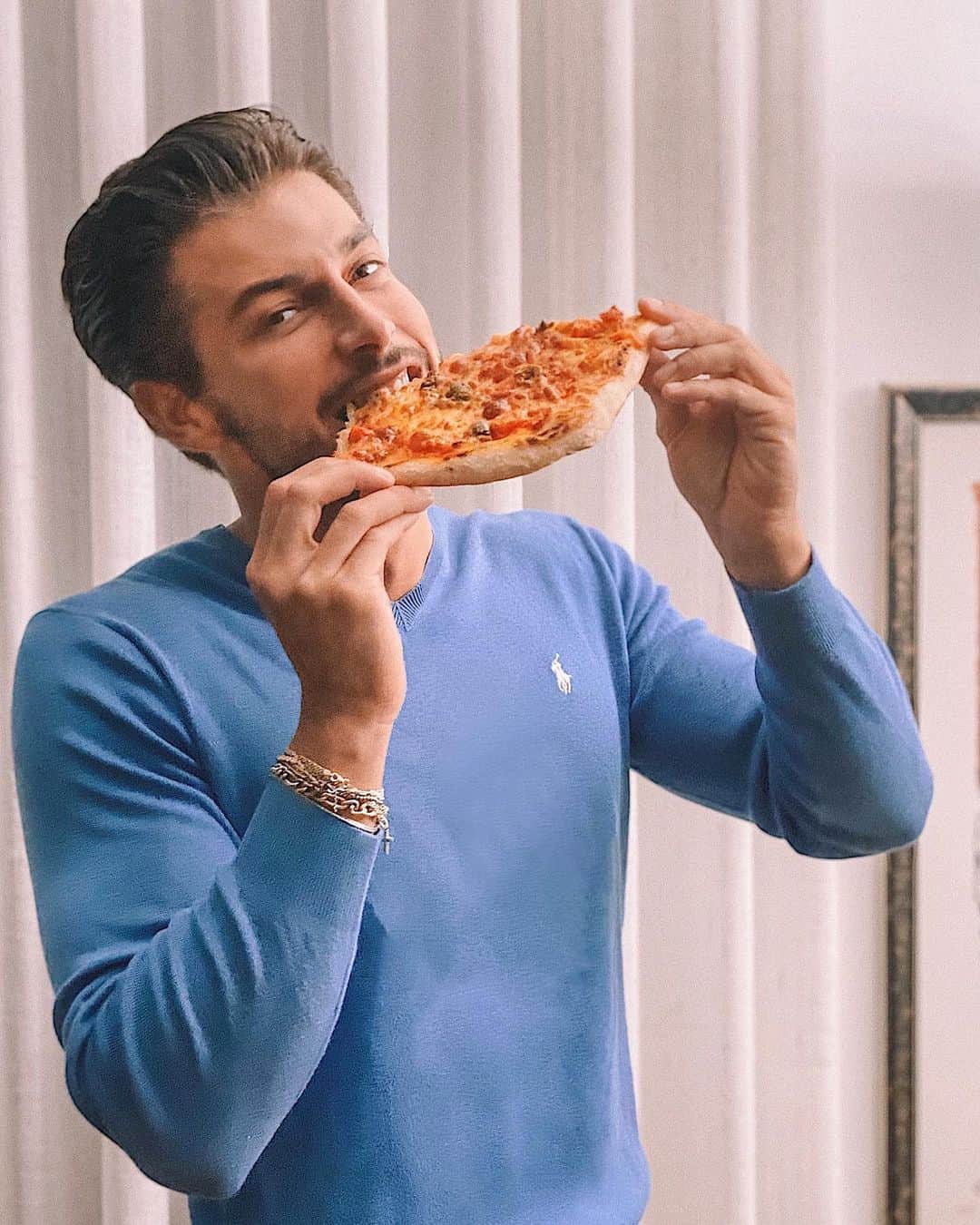 アンドレア・デンバーのインスタグラム：「Piccoli divoratori di pizza crescono e diventano provetti... pizzaioli. Nel periodo del lockdown succedono anche questi piccoli “miracoli”. Ma quanta soddisfazione a gustare il frutto del mio impegno.  Little pizza eaters grow and become expert pizza chefs.  During the lockdown period, these small "miracles" also occur.  But what a great satisfaction to taste the fruit of my commitment. 😂🍕😋 #pizzatime #stayhome #iorestoacasa #andrátuttobene #everythingwillbealright」