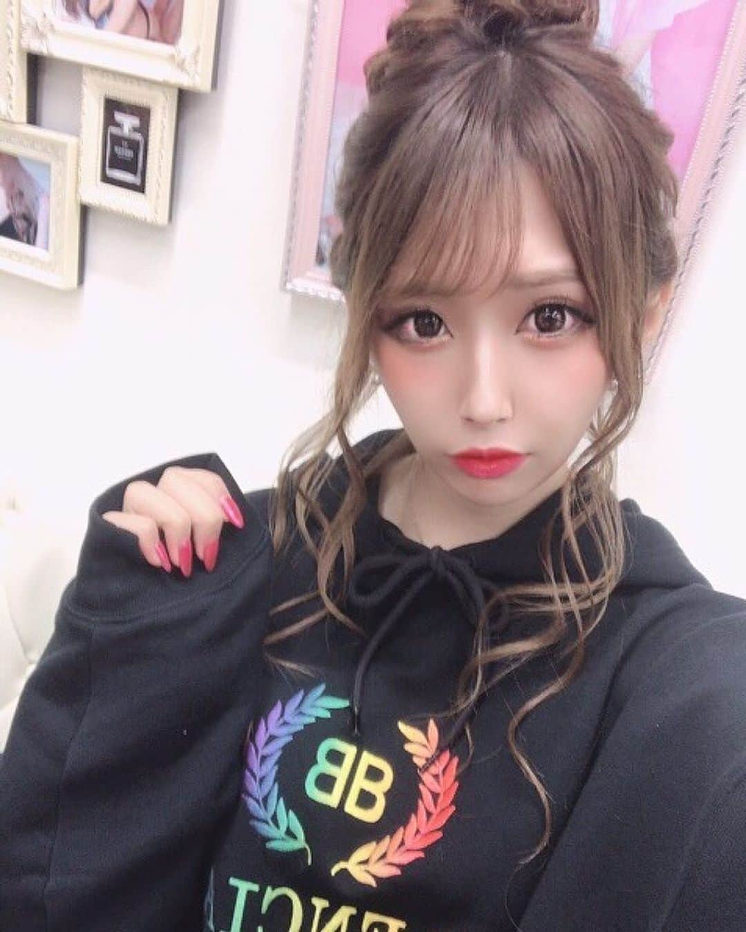 神出鬼没の【キャバ図鑑】さんのインスタグラム写真 - (神出鬼没の【キャバ図鑑】Instagram)「【坂道ヲタク🎤💓】 ㅤㅤㅤㅤㅤ This is Japanese night culture🇯🇵💫 Introducing Japanese famous hostess👗 Plz "follow me" , "like" and "Share" 💋 ㅤㅤㅤㅤㅤ 全国各地の夜の世界🦋で活躍されている、美を極めた名実共にトップクラスの美女をご紹介するアカウント 【💋キャバ図鑑💋】< @cabazukan >です✨ ㅤㅤㅤㅤㅤ ✳︎────────────────✳︎ 今回ご紹介させて頂きますのは 東京(Tokyo) 歌舞伎町(Kabuki-cho) の 「アマテラス」在籍の * 水咲 えりな * ちゃん @eripimzsk です😍✨ ✳︎────────────────✳︎ ⚠️アカウント内の 他のキャスト様もココから< @cabazukan >見てね👗✨⚠️ ㅤㅤㅤㅤㅤ こちら、歌舞伎町「 @club_amateras 」さん🕋から、どことなく小悪魔感を感じるキャスト様😈💓えりなちゃんの一枚📸✨ ↪︎ @eripimzsk  ㅤㅤㅤㅤㅤㅤㅤ 実は、見かけによらず意外とサバサバで、よく喋るから面白いって言われる坂道(乃木坂とか)オタク🎀🎤 自粛期間中は、最低5時間は荒野行動で、フレンドももちろん募集中💕😘✨ ↪︎ @eripimzsk  ㅤㅤㅤㅤㅤ 最近は、ほろよいのハピクルサワー🍹にハマってますが、お酒弱くなってそうで、自粛解除が怖い、、😂笑 また状況が落ち着きましたら、是非足を運ばれてみて下さい💋✨ ↪︎ @eripimzsk  ㅤㅤㅤㅤㅤㅤㅤㅤㅤㅤ ⚠️アカウント内の 他のキャスト様もココから< @cabazukan >見てね👗✨⚠️ ※インスタ以外の方はコチラ↓ https://www.instagram.com/cabazukan/ ㅤㅤㅤㅤㅤ ◤◢◤◢◤◢◤◢◤◢◤◢◤◢◤◢◤◢◤◢ リポスト希望のキャスト様、 フォロー&タグ付け🏷 < @cabazukan > して頂けると気付きやすいので 宜しくお願い致します！ ◤◢◤◢◤◢◤◢◤◢◤◢◤◢◤◢◤◢◤◢ ──────────────── ©︎produced by @terry0404ht  # ぶっ飛びテリー会長  フォローしてもらえると更新頑張れます🚀 ──────────────── ㅤㅤㅤㅤㅤ ㅤㅤㅤㅤㅤ ㅤㅤㅤㅤㅤ ㅤㅤㅤㅤㅤ 【# キャバ図鑑, # 推し嬢 】 # 指名するならキャバ図鑑  #新宿グルメ #新宿カフェ  #新宿ランチ  #歌舞伎町キャバクラ #自粛生活  #新宿ディナー #歌舞伎町キャバ嬢  #ライバー #イチナナ  #唯美 #妹子  #正妹 #女孩  ㅤㅤㅤㅤㅤ #ポコチャ  #どう森 #どうぶつの森  #在宅ワーク #副業紹介してます  #副業初心者 #副業で稼ぐ  #副業はじめました #在宅勤務  #instalove #instamood  #coronavirus #coronavirusitaly  #coronavirusespaña  #moetchandon #veuveclicquot  #champagnelover  ㅤㅤㅤㅤㅤㅤㅤㅤㅤㅤ ──────────────── ©︎produced by @terry0404ht  # ぶっ飛びテリー会長  フォローしてもらえると更新頑張れます🚀 ──────────────── ㅤㅤㅤㅤㅤ ㅤㅤㅤㅤㅤ ㅤㅤㅤㅤㅤ」4月27日 21時01分 - cabazukan