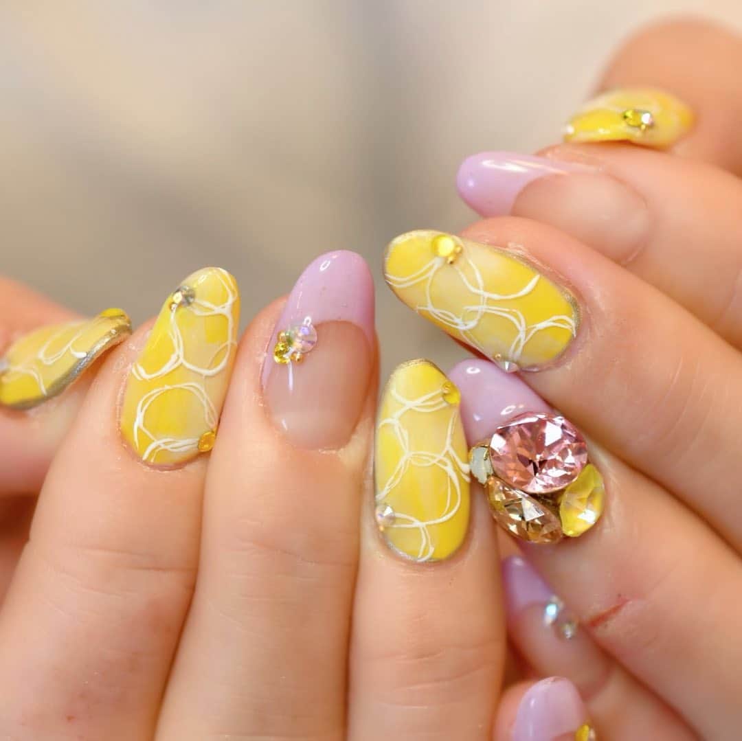 のインスタグラム：「lemon yellow🍋🍋🍋 . 5月6日まで休業致しております。 再開の際はお知らせさせていただきます🙇🏻‍♀️ . . . Salon data▼ ＝＝＝＝＝＝＝＝＝＝＝＝＝＝＝＝＝＝＝＝ . CADENAS -nail eyelash salon- ●Nail artist  @yuka.maeda  @yuki_cadenas ●eyelash　@cadenaseyelash  ゲストに愛と感動を…♡ . 【 LINE ＠cadenas 】 ご予約/お問い合わせはLINEよりお気軽に🤲 ▶︎▶︎#cadenasnail デザインアップしてます♡ . . access…大阪市北区堂山町16-1  中崎町駅  徒歩5分/梅田駅  徒歩6分 . tel… 06-4792-8617 ＝＝＝＝＝＝＝＝＝＝＝＝＝＝＝＝＝＝＝＝ . . . . #中崎町ネイルサロン #梅田ネイルサロン #大阪ネイルサロン #関西ネイルサロン #インスタネイル #instanails #instanail #トレンドネイル #ネイルサンプル #ネイル好きな人と繋がりたい #ネイルブック #ネイルカタログ #ネイルチェンジ #今月のネイル #にゅーねいる #春ネイル #大人かわいいネイル #ネイル大好き #ネイル💅 #ネイル部 #女子力向上委員会 #女子力 #フラワーネイル #スプリングネイル」