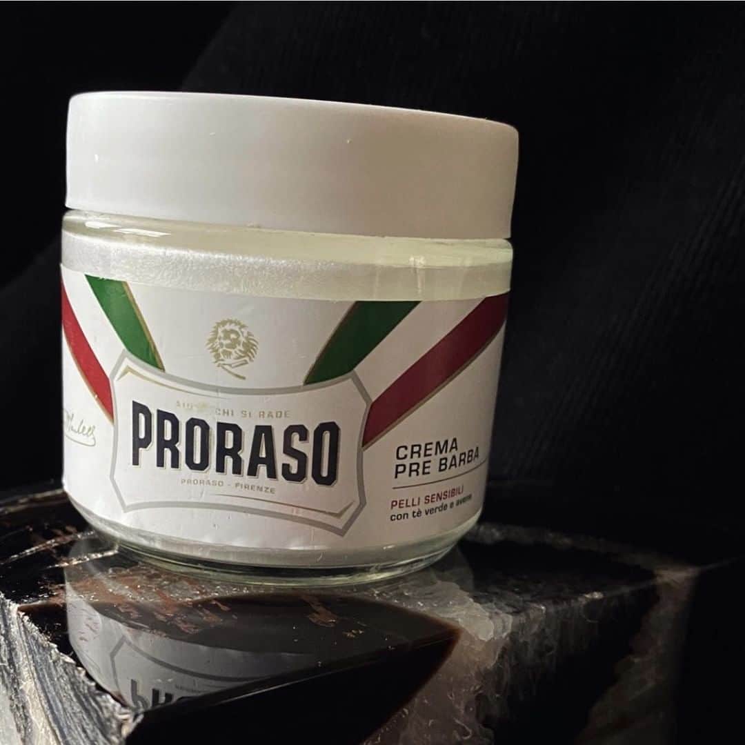 Proraso Japanのインスタグラム：「Prorasoはシェービングで肌荒れしがちという男性の方に特におすすめ。 PRE SHAVE CREAMはシェービング前に。 髭が柔らかくすることで肌荒れを防ぎます。 . Repost from @prorasousa . #proraso #prorasousa #prorasofirenze #シェービングクリーム #シェービング #ProShave #Italian #ItalianShave #イタリア製 #バーバースタイル #バーバーショップ #髭脱毛 #メンズスタイル #シェービングフォーム #Barber #メンズヘアスタイル #ヒゲ男子 #ヒゲ #BarberShop #ヒゲ脱毛 #メンズヘア #シェービングエステ #おしゃれさんと繋がりたい」