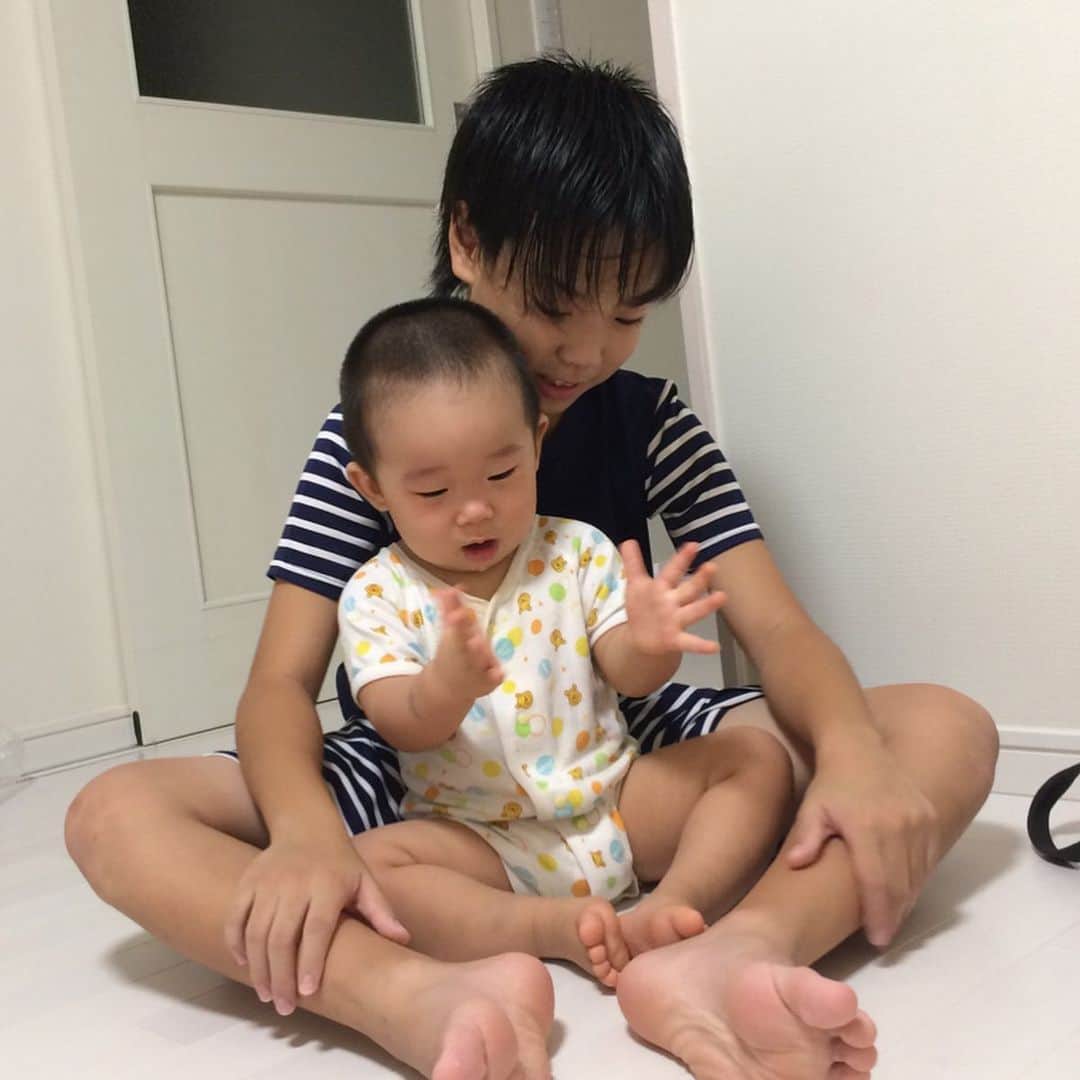 いなりさんのインスタグラム写真 - (いなりInstagram)「@ichinomama のフェラーリスミレのママから二度目の #firstpuppyphoto を頂いたので♡ ✩.*˚ ライくんfeat.モンドでやってみました。 ①②平成では稀な3406gの大きな赤ちゃん。看護婦さん達に「こんなお肉の付いた赤ちゃん久しぶり」と褒めてもらっちった!!☆~(๑>؂•̀๑)ゝ ③お宮参り ④初めての旅行。どこ行ったのかは覚えてない。 ⑤口からローション ⑥パチパチパンチの練習中 ⑦ゴリラ初めてのペンギン ⑧火垂るの墓からせいたさんにシラミを取ってもらう節子。 ⑨イオンでレンタカー ⑩食べ方で育て方がよくわかる写真。 ✩.*˚ #firstpuppyphoto すごく良いバトンですね！ 赤ちゃんの写真はすごく癒される♡ ✩.*˚ タグ付けしましたが、もうもらってる方や忙しい方はスルーして下さいね！」4月27日 21時05分 - shibainuinari