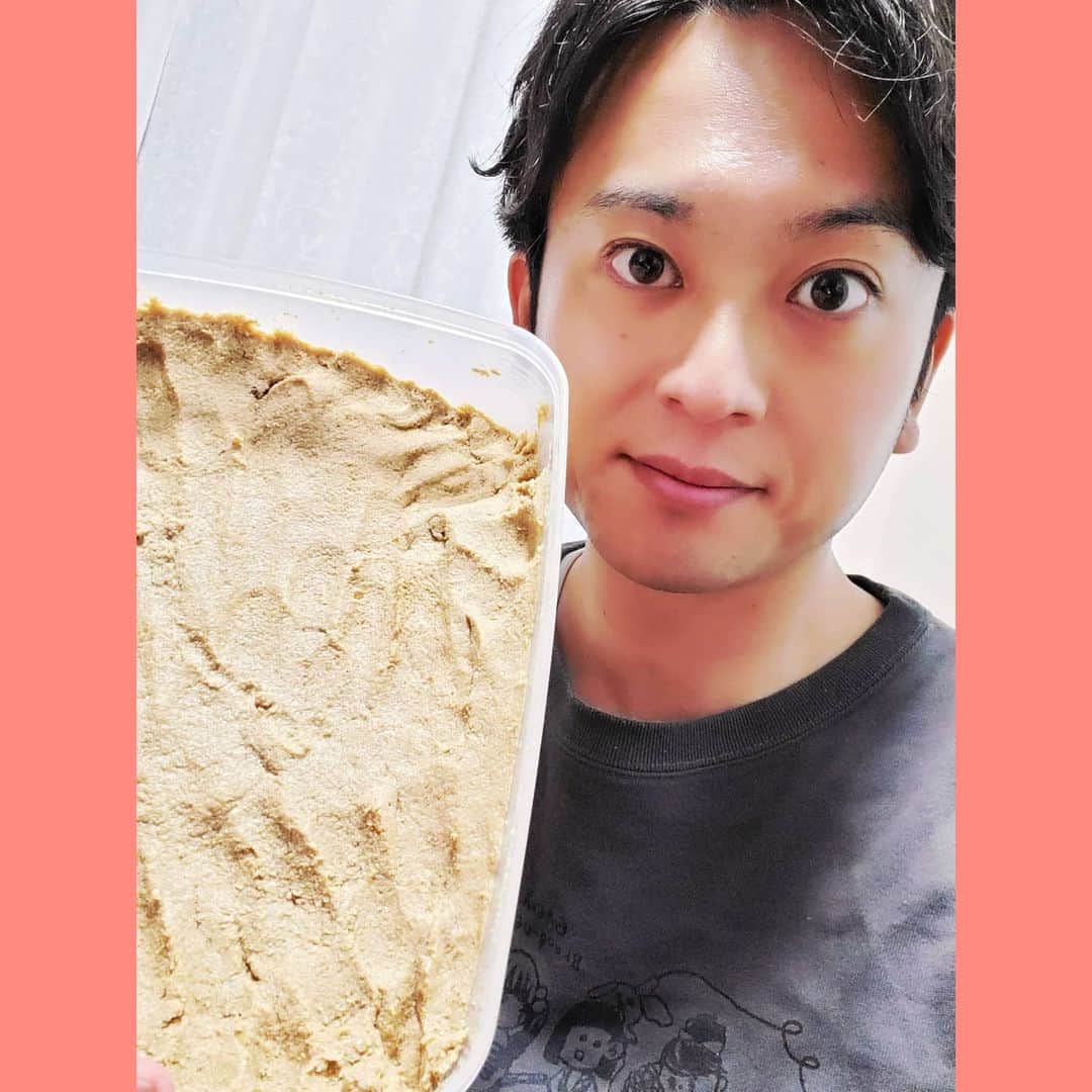 のインスタグラム：「皆さんお家時間どう過ごされていますか🏠 僕はと言いますと…遂に飼い始めました(？) ･ ･ そう…ぬか床です😆 ･ ･ 僕と頻繁に飲む方々はご存知だと思いますが 漬け物さえあれば他のアテは必要ないぐらい 好きなんです🥺 ･ ･ ぬか床って ｢毎日掻き回さなきゃいけない｣という概念があり 手を出せなかったのですがこれを機にチャレンジ😂 ･ ･ 記念すべき①回目はキュウリ🥒 キング オブ ツケモノ👑 言うことなしでした☺ ･ ･ 自分的にはゴボウが◎ 歯応えもあってお酒が進みます👍 ･ ･ そして今挑戦しているのが… ミョウガや山芋そしてキノコ🍄 ･ ･ どれも僕が大好きな物なので楽しみです😍 ･ ･ 良かったら皆さんのオススメの漬け物教えて下さい〜🤣笑 ･ ･ #お家時間 #ステイホーム #StayHome #ぬか床 #ぬか漬け #初挑戦 #何でも漬ける #何でも漬かる #お酒のお供 #お漬物 #ぬか漬けアナウンサー #aiko #aikoパーカー #石川テレビ #アナウンサー #announcer #飯田嘉太」