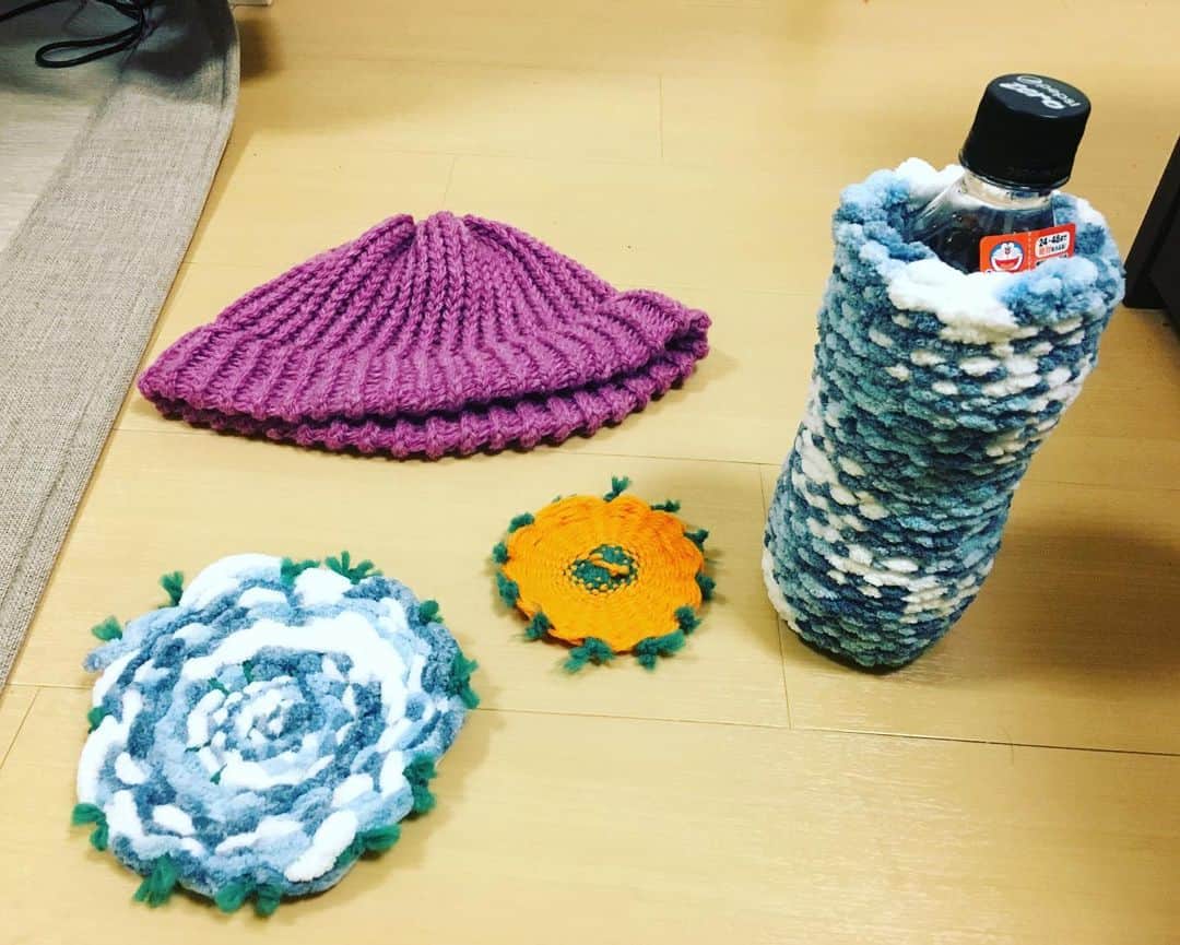 新山士彦さんのインスタグラム写真 - (新山士彦Instagram)「自粛期間中に始めた編み物。 ハマる。 コースター２つと鍋敷きとニット帽とペットボトル入れるやつ作りました。 お気に入りはニット帽😊 とにかく何かを編みたくて作ってもうたけど、ペットボトル入れるやつまじでいらんなぁ😊」4月27日 21時06分 - sayaka_no_niiyan