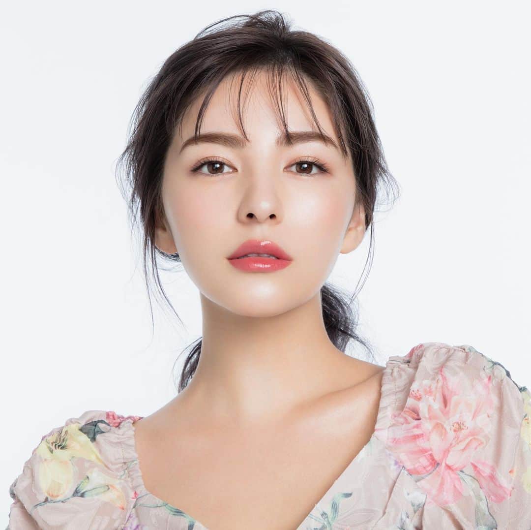 スミス楓のインスタグラム：「おうち時間も美活しようね♡﻿ ﻿ @natuore.recover ﻿ hair&makeup @takahashi.riho ﻿ photo @yasuhisa_kikuchi ﻿ ﻿ #スキンケア#美容液#導入美容液﻿ #おうち時間#美活#ビューティー#メイク﻿ #beauty#makeup#stayhome」