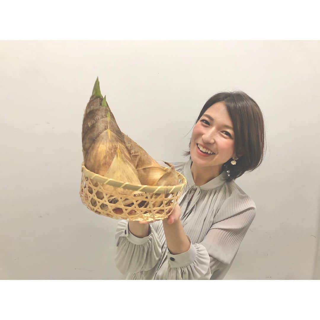 武田華奈さんのインスタグラム写真 - (武田華奈Instagram)「. 4月からのUMKスーパーニュース。 ひっそり突然に「コレ旬」というコーナーが始まりました🍋 . 外出することがためらわれ、経済が落ち込んでしまっているなか、旬の農産物やお肉、お魚を食べて地産地消・地元消費、そして免疫力アップに努めましょう！ということで毎週一つずつ旬の食材を紹介しています𓂃𓁉𓁉 食材選びから始まり、構成を考えたりデータを調べたり…食に関わることは好きで楽しくやっています。 . しかし、火曜日があっというまにやってくる！笑 始まったばかりですがいつネタが切れてしまうかと不安です。 ご意見やみなさんの旬のおすすめ食材をぜひ教えてください♪ . 写真は先々週のタケノコのとき、 明日は4回目、春が旬のあのお魚です🐟.。 . #おうちご飯もいいけど #お店で賑やかに食べられる日も待ち遠しい #umk #テレビ宮崎  #スーパーニュース」4月27日 21時09分 - kana_takeda.19