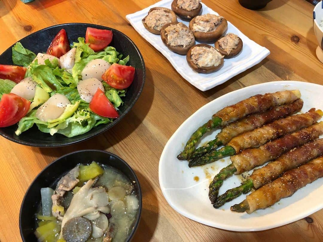 吹田早哉佳さんのインスタグラム写真 - (吹田早哉佳Instagram)「今日の夜ごはん🍚  #肉巻きアスパラ　は照り焼きペッパーで。 #しいたけのホイル焼き  はツナマヨを詰めて。 #ホタテのサラダ　は、#アマニオイル  にだし醤油とレモンで。 #豚汁　はとにかく根菜をモリモリに入れて、ポイントはみりんと#姜葱醬　（←これほんとオススメ）  #stayhome #おうちごはん」4月27日 21時10分 - sayaka.0623