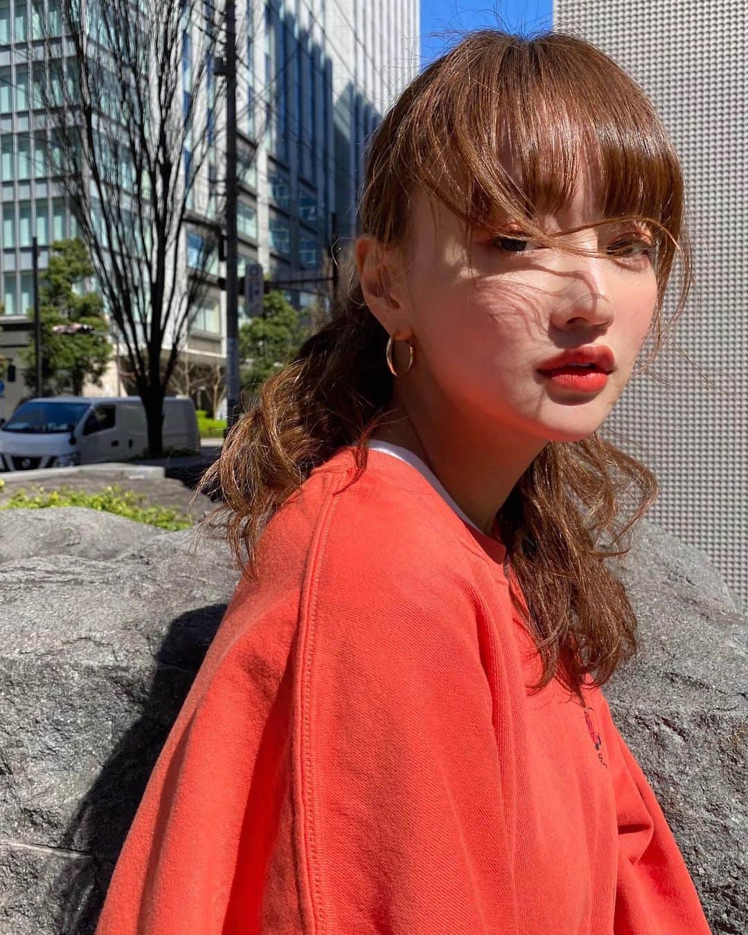 のインスタグラム：「🧡🧡🧡﻿ ﻿UPしてなかった写真いっぱいあるけ﻿ ちょっとずつ上げていこーっと🤳﻿ ﻿ これはオレンジの私服に合わせて﻿ オレンジメイクした時の写真🍊﻿ ﻿ 前髪この時くらいまで﻿ 自分で切ってみようかな💇‍♀️」