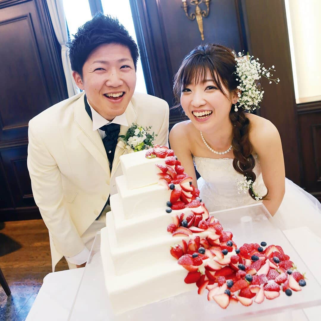 結婚SANKA(けっこんさんか)さんのインスタグラム写真 - (結婚SANKA(けっこんさんか)Instagram)「＼ウエディングレポ／ 『お父さんの想いがつまった教会での結婚式。最高の親孝行ができました』 福井県坂井市　Rさん＆Aさんカップル . 迎賓館ヴィクトリア福井 . 「実はこの教会、父が建築に携わっていて。結婚が決まったころ『ここで式を挙げてもらうのが、お父さんの夢なのよ』って母が教えてくれたんです」。そのとき新婦Aさんは、この教会で絶対に結婚式をして、お父さんを喜ばせたいって思ったんだそう🍀 . 手が震えるくらいドキドキしていたという二人。キラキラと光が反射する、大きなステンドグラスの下、賛美歌が響き渡り、挙式が執り行われました。新婦Aさんが身につけたベールは、お母さんの手作り👰 . パーティーのテーマは、新郎Rさんが好きな「サッカー」⚽️✨リングピローやウエルカムトランクなど、アイテムはどれもサッカーをモチーフに、家族みんなで協力して手作りをしました。 . 二人がオーダーしたのは、花嫁のベールのようにフルーツが流れる5段のウエディングケーキ🎂いちごが大好きだという新郎Rさん。にこにこ幸せそうな笑顔でファーストバイト🍴 . おそろいのユニフォームや和装は前撮りで。お母さんが切望していた白無垢での撮影は、とっても喜んでくれたそう👘前撮りをたっぷり満喫して、終始テンションが上がりっぱなしでした💓 . . 結婚SANKAがつくるWebマガジンmarricoでは、迎賓館ヴィクトリア福井や、そのほかの会場で挙げた北陸カップルのリアルな結婚式をたくさんレポートしています！ . @kekkonsanka_weddingのURLからmarricoのウエディングレポへ . . about 結婚SANKA . 石川・富山・福井の花嫁のための結婚準備メディアです 雑誌とWebサイト、Webマガジン「marrico」の3つで、北陸花嫁に役立つ地元の結婚準備情報を発信中です . . ＼北陸花嫁を応援／ ただいま、結婚SANKAのWebサイトからブライダルフェアを予約＆参加で、最大16,000円分のギフトカードをもれなく全員にプレゼント中。 結婚準備、新生活、息抜きデートに使ってください https://kekkonsanka.com . .」4月27日 21時10分 - kekkonsanka_wedding