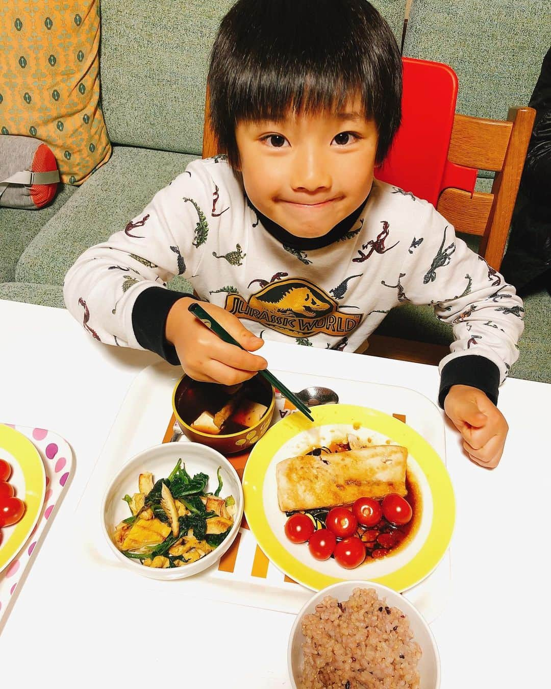 山田まりやさんのインスタグラム写真 - (山田まりやInstagram)「今日の晩ご飯はめかじきを自家製にんにく醤油でソテー✨時短で激うま😋✨ ・ ・ 筍とほうれん草とお揚げのバター醤油炒めはムネシェフに担当して貰いました😊✨ ・ ・ #stayhome #うちで過ごそう #おうち時間 #お家ごはん #ムネシェフ  #酵素発芽玄米  @nadeshiko_healthy_life  #医療従事者の皆様に感謝 #ありがとうございます #コロナに負けない #山田まりや  #ムネくん  @central_official_  #小学2年生  #7歳  #男の子  #ママ  #instagood  #instalike  #instafashion  #instadaily  #love」4月27日 21時10分 - mariya.yamada