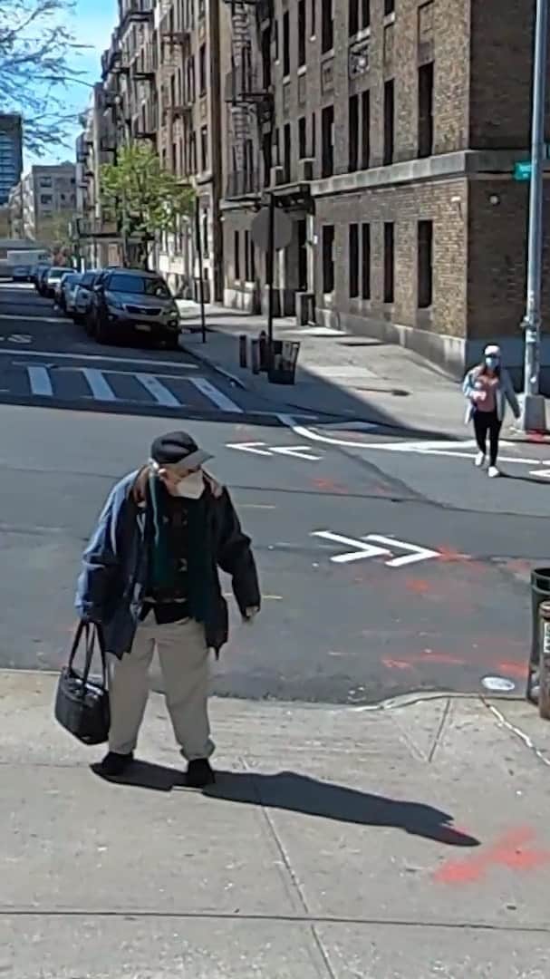 筒井心一のインスタグラム：「Filming six feet away from people what is going on in the days since March 19th 2020 when my quarantine began.  #NewYork #NYC #City #Film#Documentary #Street #StreetStyle #Quarantine #CoronaLockDown #FromSixFeet #SocialDistancing #TheWayYouWEREThatDay」