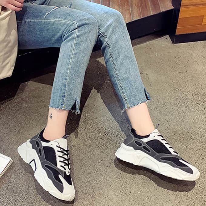 maison de LATIRのインスタグラム：「ボリューム感のあるシルエットが魅力のダッドスニーカー。 クッション性のあるソールで抜群の歩きやすさ。 コーディネートに取り入れやすいカラーのホワイト・ブラック2色展開で、 幅広いスタイリングにマッチし足元を引き立ててくれます。 オシャレ見えダッドスニーカーのコーデで、これからの春夏が楽しみですね。 . お求めはコチラから▼▼ @maison_de_latir #maison_de_latir #https://shop-lis」