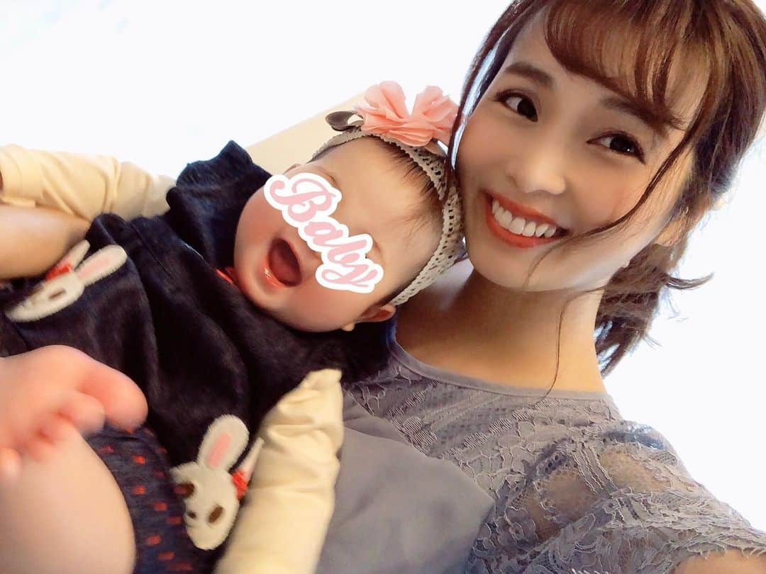 のインスタグラム：「. 再び#おうち時間 を利用して娘と #ドレスアップチャレンジ  しました👗 . 娘のお洋服はお祝いでいただきました🙏❤️ 可愛いお洋服をありがとうございます🥰 . まだまだ大きいだろうと思ってたけど 結構ピッタリで🙌💦 すぐに着れなくなりそうです😂 今回着なかったら一度も着ずに。。 ってことになってたかも😱危ない💦 なのでお家で着れて良かったです🤗💕 .  ちなみに私の服は楽天でゲットしていた 授乳口付きのドレスです👗 私も初めて着ました🤗🌸笑 (メイクアップをテーマにしたので 手に持ってるのはまつ毛をあげる ビュラーです👀✨) . お花が付いた素敵な女優ミラーは SDN48の春ちゃんこと 小原春香ちゃん(@koharaharuka )からの 手作りのプレゼントです🥺💖 . クオリティーが高すぎるし こういうミラー憧れてたから 本当に嬉しかった☺️🌼🌸💠 私をイメージして作ってくれたんだって🥰 可愛い贈り物を本当にありがとう🙏❤️ . 気持ちは明るく前向きに☺️🌸 今日も皆さんが笑顔溢れる １日でありますように🍀✨✨ have a nice day!🌈 . #生後6ヶ月 #生後207日 #べびすたぐらむ #赤ちゃんのいる生活 #10月生まれ #令和元年ベビー #おうちファッションショー #おうち遊び #女の子ママ #０歳児 #親子コーデ #dressupchallenge #dressup #stayhome #instagood #love #happy #smile #enjoy #baby #babygirl #japanese #japanesegirl #me #tokyo #japan #followme #加藤雅美」
