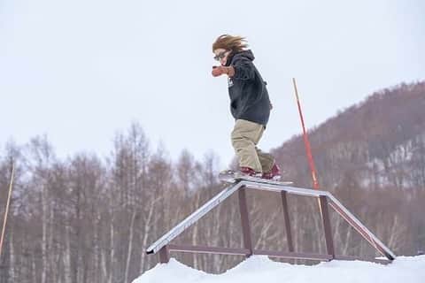 DJGEKIKARAさんのインスタグラム写真 - (DJGEKIKARAInstagram)「初めてスノーボードしてる写真撮ってもらえた🏂✨📸❄️☃️ 上手くないけどいちようスノーボードできるんです笑笑  わざわざ撮ってくれたタカくんありがとうございました✨ @tqkqkun  来年はかぐらパークでも撮ってもらいたいなー📸🏂 #snowboard #vesp #capita #friends with #jslv #thankyou #snowboarding #snow #rail #niceday #girlsday #capita」4月27日 12時24分 - dj_gekikara