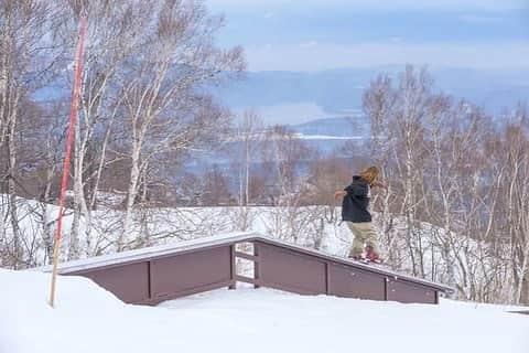 DJGEKIKARAさんのインスタグラム写真 - (DJGEKIKARAInstagram)「初めてスノーボードしてる写真撮ってもらえた🏂✨📸❄️☃️ 上手くないけどいちようスノーボードできるんです笑笑  わざわざ撮ってくれたタカくんありがとうございました✨ @tqkqkun  来年はかぐらパークでも撮ってもらいたいなー📸🏂 #snowboard #vesp #capita #friends with #jslv #thankyou #snowboarding #snow #rail #niceday #girlsday #capita」4月27日 12時24分 - dj_gekikara