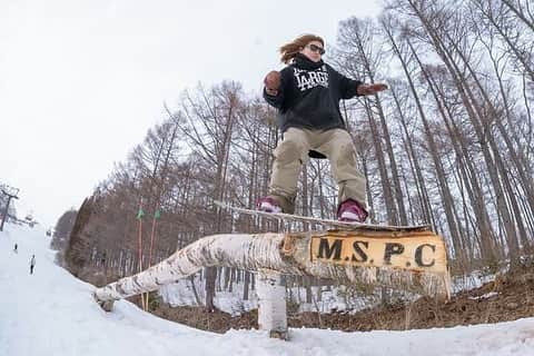 DJGEKIKARAのインスタグラム：「初めてスノーボードしてる写真撮ってもらえた🏂✨📸❄️☃️ 上手くないけどいちようスノーボードできるんです笑笑  わざわざ撮ってくれたタカくんありがとうございました✨ @tqkqkun  来年はかぐらパークでも撮ってもらいたいなー📸🏂 #snowboard #vesp #capita #friends with #jslv #thankyou #snowboarding #snow #rail #niceday #girlsday #capita」