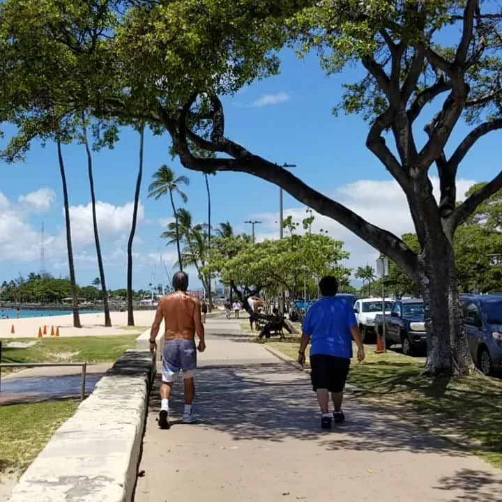 瀬川慶のインスタグラム：「Ala Moana Beach Park!! 久しぶりのアラモアナビーチが超〜嬉しくて喋ってしまった、の巻  #hawaii #aloha #alamoanabeach #covid19hawaii #socialdistancing #stayhome  #ハワイ　#アロハ　#アラモアナビーチ #コロナに負けるな #youtuberを見習え　#ホントに番組やってた?　#テイク9 #テイク8はアメブロで　#アフイホー 　#アロハチャンネル  #GWはステイホーム　#おうちでハワイ」