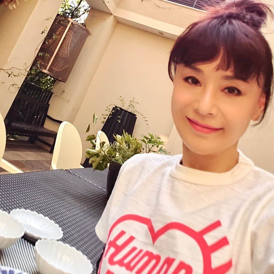 大地真央さんのインスタグラム写真 - (大地真央Instagram)「お天気のいい日はテラスで早めのディナー🥢 爽やかな風の中、初めて自宅で食べる火鍋🔥🥘😋 #火鍋#２種スープセット 🔥🥘 #特製餃子 🥟#きのこ盛り合わせ 🍄#サイドメニュー #ファイヤーホール4000 🔥 #ロブションビール#フレンチピルス 🍻  #森田恭通デザイン #メヒカリ 🐟なんちゃって#アヒージョ #手作り #薩摩宝山#西酒造 🍶 #lucienpellatfinet#森田恭通デザイン#江戸切子 #テラス 🍀🍃🌿🌱☘#夜になるとまだ寒い #デリバリー 🚚 #家でお料理#お家ご飯 #家に居よう#自粛#自粛の過ごし方 #有意義な時間 #大地真央 #MAODAICHI #森田恭通 #yasumichimorita」4月27日 12時34分 - daichimao_official