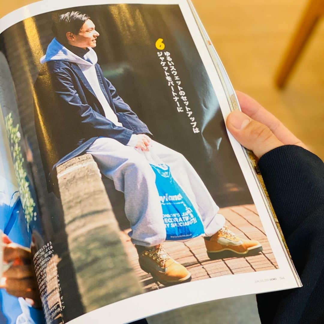 UOMOさんのインスタグラム写真 - (UOMOInstagram)「【#自宅でエディター私物／#25／ロサンゼルスアパレルのスウェットセットアップ／編集吉崎】在宅勤務を続ける UOMO の編集者たち。愛用する私物を自宅から紹介！―― 「スポーツや試合ではない ルールのない喧嘩で戦ったとき 最強の格闘技とは何か？」とは、マンガ『喧嘩稼業』（木多康昭）で掲げられる命題＝フリ（その後、毎回「今現在 最強の格闘技は 決まっていない」のお決まりのフレーズに続く）だが、こと最強の格闘着…もとい在宅ワーク着は何か？と聞かれたら、答えは明らかだ。 本格的な在宅勤務が始まって２週間。開始前こそ「終日パジャマ一択」と思っていたが、意外にも毎日ちゃんとした服装をしている。楽すぎる格好では仕事をする気になれない。スイッチが入らないのだ。髪だって誰も見てないのに毎日セットしている。ZOOMを用いたオンライン会議は基本バストアップなので究極ノーパンでも問題はない。が、そんなことはしない（違った意味で緊張感と刺激は得られるかもしれないが）。 勿体ぶったが、自分の結論は…「セットアップ」。スーツ的なそれじゃない。シャツやフリース素材など気軽なもの。発売されたばかりの６・７月合併号大特集「文化系スポーツウェアのルールブック」に掲載中のカッコなんてドンピシャ理想的（写真２枚目）。ゆるいスウェットのセットアップに、ラフなジャケット。上下揃いだから楽だし仕事感（気分的に）もある。急な外出の際や荷物の受け取り時でも余裕で対応可能だ。特集ではロサンゼルスアパレルのライトグレーのスウェットのセットアップをピックアップ。「ダメージドーン セカンド」(@damagedone2nd)ではオンラインショッピングを行っており、早速黒をポチった（写真はネイビーっぽいけど）。Made in USAらしいタフな作りながら、キャンバーほど肉厚でなく、着ていて楽だし動きやすい。XLサイズなのに太すぎないパンツのシルエットも部屋着っぽさを薄めてくれる。フードの紐を排した作りで首もとだってすっきり。オンライン会議にはマイク付きイヤホンが便利だが、紐がないので装着時にコードが引っかからず邪魔にならない。地味に嬉しい（写真３枚目）。 ところで「文化系スポーツウェア」とは？　この時期、動きやすくて便利なスポーツウェアだが、思わぬ「ガチアスリート化」を招くとイタい。本気のスポーツ目的ではなく、適度に力をぬいて、あくまでファッションとして知的に楽しめる――それが、UOMOが考える文化系スポーツウェア。最強のスポーツ着とは何か？　それは「スポーツしない（文化系）」スポーツ着だったのだ。 ……と、当初の企画意図はそんな感じだった。今も変わりないが、もはや思いきりスポーツしたくてもできない状況。だから文化系の皆さんはもちろん体育会系の皆さんにも、在宅で気分だけでもUOMO流スポーツスタイルを楽しんでいただけたら。スウェットのセットアップの他にも、コンサバに見えないポロシャツ、ロンT感覚で着られるフットボールシャツ…etc. 快適で見た目よし、むしろ時流の在宅ワーク中に着てこそ効果を発揮する服選びや着こなしのヒントが満載です。今月号では「読者人気ナンバーワン！」と呼び声高い「あの男」の単独特集も実施（写真４枚目）。ジルサンダーのコーチジャケットにクリーンな白シャツ、そして白パン…文化系スポーツ男子を地でいっている。さすがです藤村さん。  #losangelesapparel #setup #sweatshirt #damagedone2nd #喧嘩稼業 #藤村雅史 #文化系スポーツ男子 #stayhome #おうち時間 #在宅勤務 #リモートワーク #在宅UOMO #編集吉﨑」4月27日 12時42分 - uomo_magazine