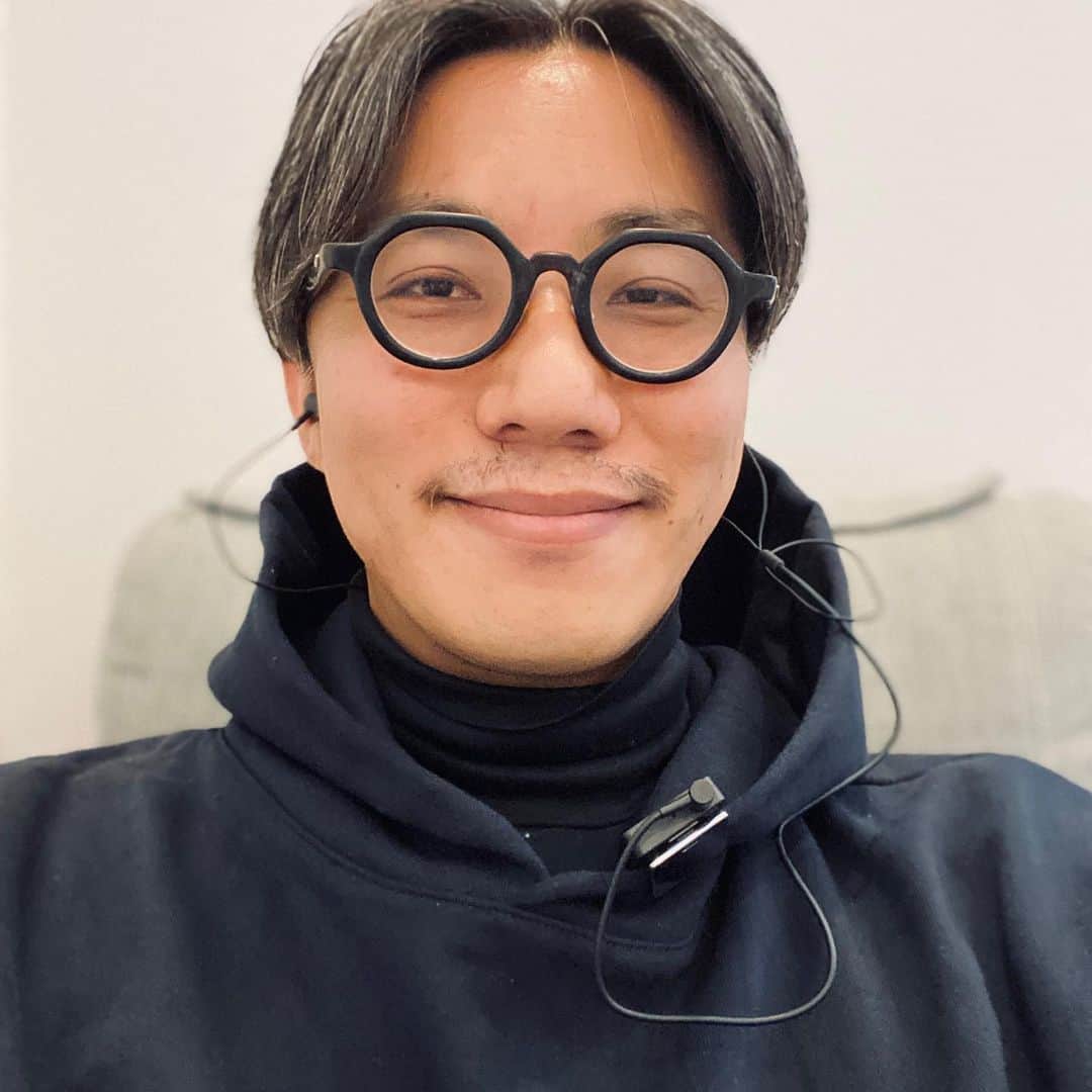 UOMOさんのインスタグラム写真 - (UOMOInstagram)「【#自宅でエディター私物／#25／ロサンゼルスアパレルのスウェットセットアップ／編集吉崎】在宅勤務を続ける UOMO の編集者たち。愛用する私物を自宅から紹介！―― 「スポーツや試合ではない ルールのない喧嘩で戦ったとき 最強の格闘技とは何か？」とは、マンガ『喧嘩稼業』（木多康昭）で掲げられる命題＝フリ（その後、毎回「今現在 最強の格闘技は 決まっていない」のお決まりのフレーズに続く）だが、こと最強の格闘着…もとい在宅ワーク着は何か？と聞かれたら、答えは明らかだ。 本格的な在宅勤務が始まって２週間。開始前こそ「終日パジャマ一択」と思っていたが、意外にも毎日ちゃんとした服装をしている。楽すぎる格好では仕事をする気になれない。スイッチが入らないのだ。髪だって誰も見てないのに毎日セットしている。ZOOMを用いたオンライン会議は基本バストアップなので究極ノーパンでも問題はない。が、そんなことはしない（違った意味で緊張感と刺激は得られるかもしれないが）。 勿体ぶったが、自分の結論は…「セットアップ」。スーツ的なそれじゃない。シャツやフリース素材など気軽なもの。発売されたばかりの６・７月合併号大特集「文化系スポーツウェアのルールブック」に掲載中のカッコなんてドンピシャ理想的（写真２枚目）。ゆるいスウェットのセットアップに、ラフなジャケット。上下揃いだから楽だし仕事感（気分的に）もある。急な外出の際や荷物の受け取り時でも余裕で対応可能だ。特集ではロサンゼルスアパレルのライトグレーのスウェットのセットアップをピックアップ。「ダメージドーン セカンド」(@damagedone2nd)ではオンラインショッピングを行っており、早速黒をポチった（写真はネイビーっぽいけど）。Made in USAらしいタフな作りながら、キャンバーほど肉厚でなく、着ていて楽だし動きやすい。XLサイズなのに太すぎないパンツのシルエットも部屋着っぽさを薄めてくれる。フードの紐を排した作りで首もとだってすっきり。オンライン会議にはマイク付きイヤホンが便利だが、紐がないので装着時にコードが引っかからず邪魔にならない。地味に嬉しい（写真３枚目）。 ところで「文化系スポーツウェア」とは？　この時期、動きやすくて便利なスポーツウェアだが、思わぬ「ガチアスリート化」を招くとイタい。本気のスポーツ目的ではなく、適度に力をぬいて、あくまでファッションとして知的に楽しめる――それが、UOMOが考える文化系スポーツウェア。最強のスポーツ着とは何か？　それは「スポーツしない（文化系）」スポーツ着だったのだ。 ……と、当初の企画意図はそんな感じだった。今も変わりないが、もはや思いきりスポーツしたくてもできない状況。だから文化系の皆さんはもちろん体育会系の皆さんにも、在宅で気分だけでもUOMO流スポーツスタイルを楽しんでいただけたら。スウェットのセットアップの他にも、コンサバに見えないポロシャツ、ロンT感覚で着られるフットボールシャツ…etc. 快適で見た目よし、むしろ時流の在宅ワーク中に着てこそ効果を発揮する服選びや着こなしのヒントが満載です。今月号では「読者人気ナンバーワン！」と呼び声高い「あの男」の単独特集も実施（写真４枚目）。ジルサンダーのコーチジャケットにクリーンな白シャツ、そして白パン…文化系スポーツ男子を地でいっている。さすがです藤村さん。  #losangelesapparel #setup #sweatshirt #damagedone2nd #喧嘩稼業 #藤村雅史 #文化系スポーツ男子 #stayhome #おうち時間 #在宅勤務 #リモートワーク #在宅UOMO #編集吉﨑」4月27日 12時42分 - uomo_magazine