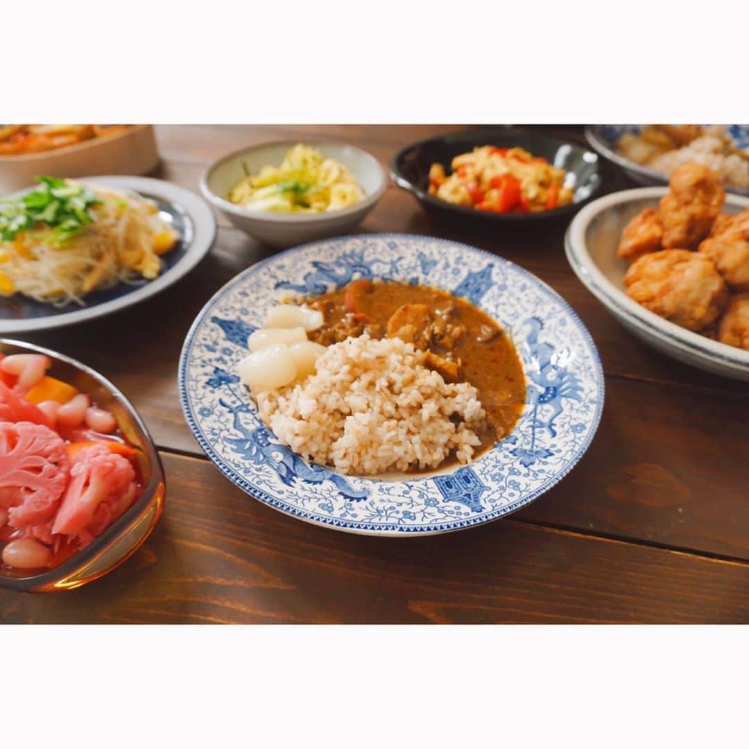 乙黒えりのインスタグラム：「楽しみにしていた🥒@yukiyameshi  お野菜もたっぷり取れて嬉しい🥕 今日はお料理は休みなのでその分片付けとお仕事やろっと💻 玄米、塩麹唐揚げ、野菜のマリネが菌ケア★ #スープカレー#マリネ#キャベツ塩レモン昆布#春雨サラダ#ピクルス#パスタソース」