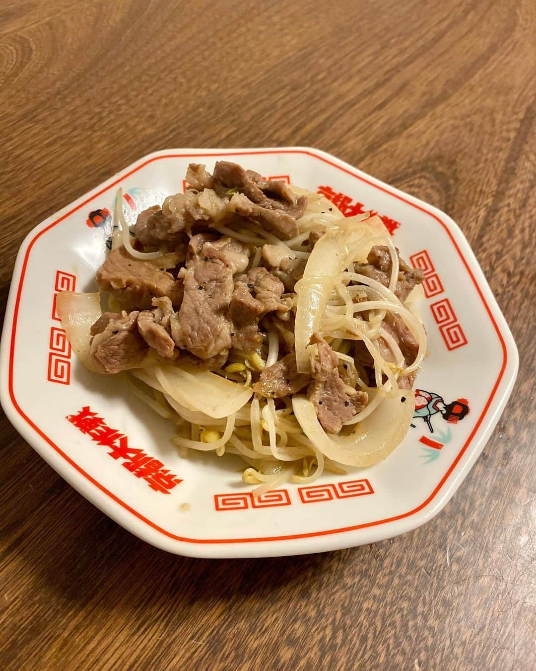 NAOKIさんのインスタグラム写真 - (NAOKIInstagram)「ライヴハウスも飲食店も今はみんなしんどい。  俺は美味しいもの食べると元気になるし美味しいお店はなくなってほしくない。  テイクアウトやお取り寄せとかで少しでもお店の力になれたらいいね。  写真は旭川のジンギスカンバルマルマサ(@marumasa.asahikawa)のクラウドファンディングでのジンギスカンのお取り寄せです。  今日はもやしと玉ねぎと一緒に炒めてみた。  とても美味しゅう。  皆さんもお気に入りのお店のテイクアウトやお取り寄せで楽しいおうちごはんオススメですよ👍  #ナオキ独断グルメ  #これからグルメネタが増える事になりそうな俺のSNS  #もうすでに増えてますがwww」4月27日 13時09分 - naoki_10feet