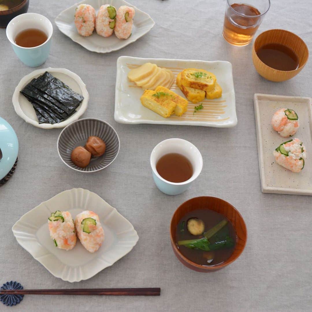 川島令美のインスタグラム：「@lakudahotel_bekkan さんからスタートされた #祈るおむすびバトン  薬膳の学校時代のクラスメイトでもあった、薬膳料理研究家の神田美紀さん @miki.kanda_cooking からおむすびリレーのバトンを受け取とりました。 ・ おむすびの具材は、昨日仕込んだ新生姜の甘酢漬けを大人はたっぷり、３歳の息子はちょっぴりと。 あとはよく朝ごはんに登場するシャケと白ごま、息子の好きなきゅうりを混ぜ込んで、手軽に食べられるおむすび朝ごはん。 ・ 薬膳で「百邪を防御する」といわれる生姜は体を浄化させ、免疫を高めてくれます。 甘酢漬けにして日々少しづつ取り入れることで、病に負けない体作りを私自身も家族で出来たらと思います。 ＊ 次のバトンは、オリエントフード食学科の顧問として関わらせてもらっている、長年の大切な友人でもある #日本ボディスタイリスト協会 大澤美樹会長 @miki.ohsawa にバトンを繋ぎたいと思います。 みきちゃん、よろしくお願いします。 ＊ そして最後に我が家の新生姜の甘酢漬けも。 新生姜  300ｇ A米酢 　大6 A昆布だし　大８ Aみりん　　大１ A甜菜糖　　大さじ３ Aはちみつ　大さじ１ 塩（全体で）大さじ１  ①新生姜は茶色い部分は包丁の背でこそげ取り、繊維に沿って薄切り。お塩（大2/3）振り混ぜしばらく置く。  ②	その間にAとお塩（大1/3）を小鍋に入れて、5分くらいしっかり火を入れて酸味を飛ばす。  ③たっぷりの湯(1.5l)を沸かしたお鍋に(１)を入れて３分茹でたら、ザルにあげてしっかり水気を絞り、保存容器に入れAを注ぎ入れ一晩置く。 #おむすび #うちごはん #家時間 #stayhome #あさごはん #おうち薬膳 #薬膳」