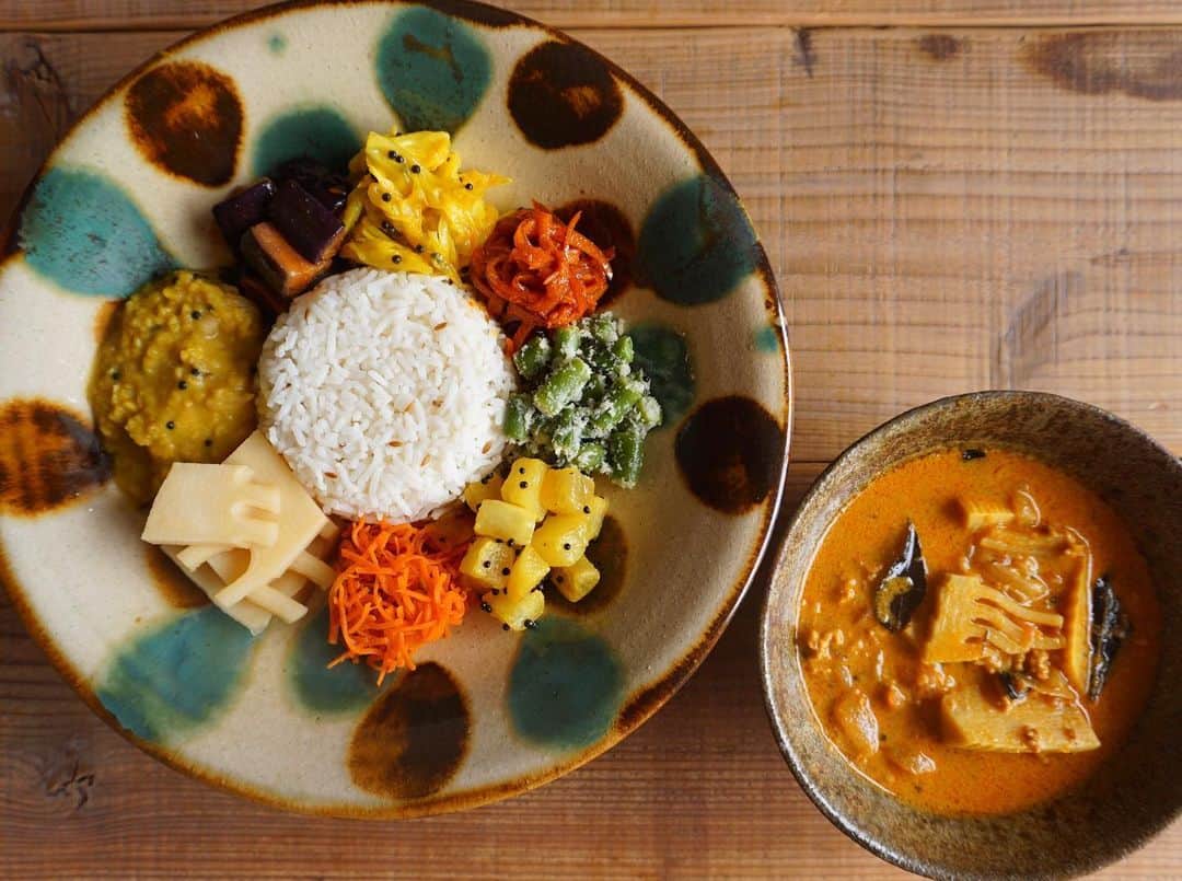 CHIKAのインスタグラム：「*. おうちカレー🍛 在宅勤務だったり、事務所勤務だったり、まちまちだけどおうちでゆっくりご飯食べられるって幸せ♡ そのあとの仕事は辛いけど😂 (ONOFFの切り替えね😂) いつまで続くのかわからないけど、おうち時間を楽しみながら大好きな人達に会える時までたーっぷりパワー蓄えておきます👹❣️❣️❣️ *. *. *. #おうちごはん#カレー#おうちカレー#スパイスカレー#スパイス#spicecurry#spice#spices」