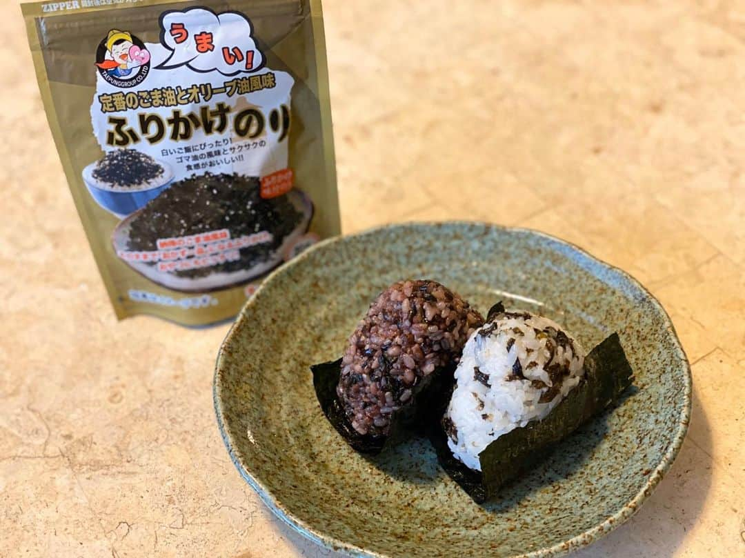 仲間リサさんのインスタグラム写真 - (仲間リサInstagram)「祈るおむすびバトン🍙﻿ 華ちゃん @hanako__official からまわってきました。﻿ ﻿ お気に入りのふりかけを使って、ごま油韓国海苔おむすびに♪ ﻿ @chisatosakura ﻿ @asami__k ﻿ @reonanozaki ﻿ もし良かったら作ってみてね🍙🍙﻿ .﻿ .﻿ #祈るおむすびバトン﻿ #おむすび﻿ #ごま油韓国海苔むすび」4月27日 13時27分 - lisa_nakama_