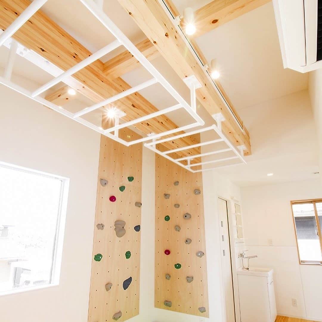 シティハウス産業株式会社さんのインスタグラム写真 - (シティハウス産業株式会社Instagram)「* 子供も大人もワクワクするような ボルダリング、うんていがある二階ホール。 お家で過ごす時間が楽しみになるアイテムがあると嬉しいですね. ❁­­--­­--­­--­­--­­--­­--­­--­­--­­--­­--­­--­­-­­---­­­--­ more photos :@cityhouse770­­ --­­--­­--­­---­­--­­--­­--­­---­­­­--­­----­­---­­--❁ * * #house #architecture  #新築マイホーム #七尾市 #自由設計  #ボルダリングのある家 #うんていのある家  #ボルダリング  #うんてい  #ウォールクライミング  #注文住宅 #マイホーム #家具 #インテリア #暮らしを楽しむ #照明 #二階 #造作棚 #子どものいる暮らし #お家で過ごそう  #自宅トレーニング #おうち時間 #stayhome #kitcheninterior #interior #interiordesign」4月27日 13時32分 - cityhouse770