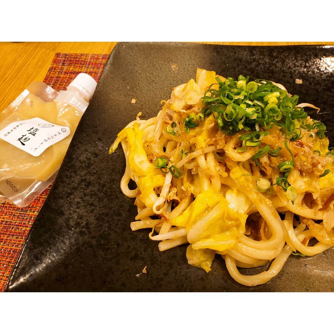本田珠規のインスタグラム：「いつかのお昼ごはん。  簡単メニュー塩麹の焼きうどん♡  神楽坂発酵美人堂、 紫織さんの @hakko_bijin 塩麹使用♡ . これが、 最高に美味しくて♪ . 塩麹の手作りもキット売ってて、 混ぜるだけで簡単にできるみたいなので、 作ってみようかな😊 . . #おうちごはん #塩焼きうどん #塩麹レシピ #塩麹焼きうどん #神楽坂発酵美人堂 #塩麹 #塩麹料理」