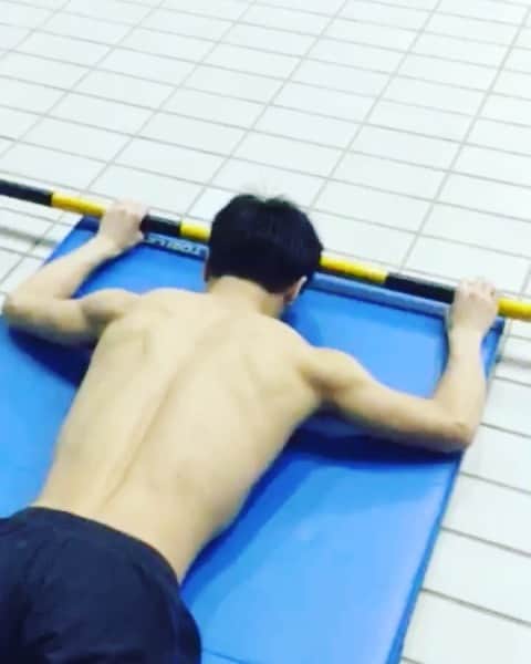 坂井丞のインスタグラム：「前に撮った動画ですが、今日のお家トレーニング！ トレーニングというより、ストレッチに近い肩甲骨の動かすエクササイズです！ 1.肩幅くらいのタオルを持ちます。 2.うつ伏せに寝ます。 3.肩甲骨にタオルを置き、上半身をあげます 4.なるべく、頭の近くを通して手を前に上げて引きます 肩甲骨の下の部部をなるべくくっ付けるように意識して引き寄せるとなお辛くなります！ 是非やってみてください！ これは椅子に座りながらでも肩甲骨を動かすエクササイズが出来ます‼️ #stayhome #おうちトレーニング #diving」
