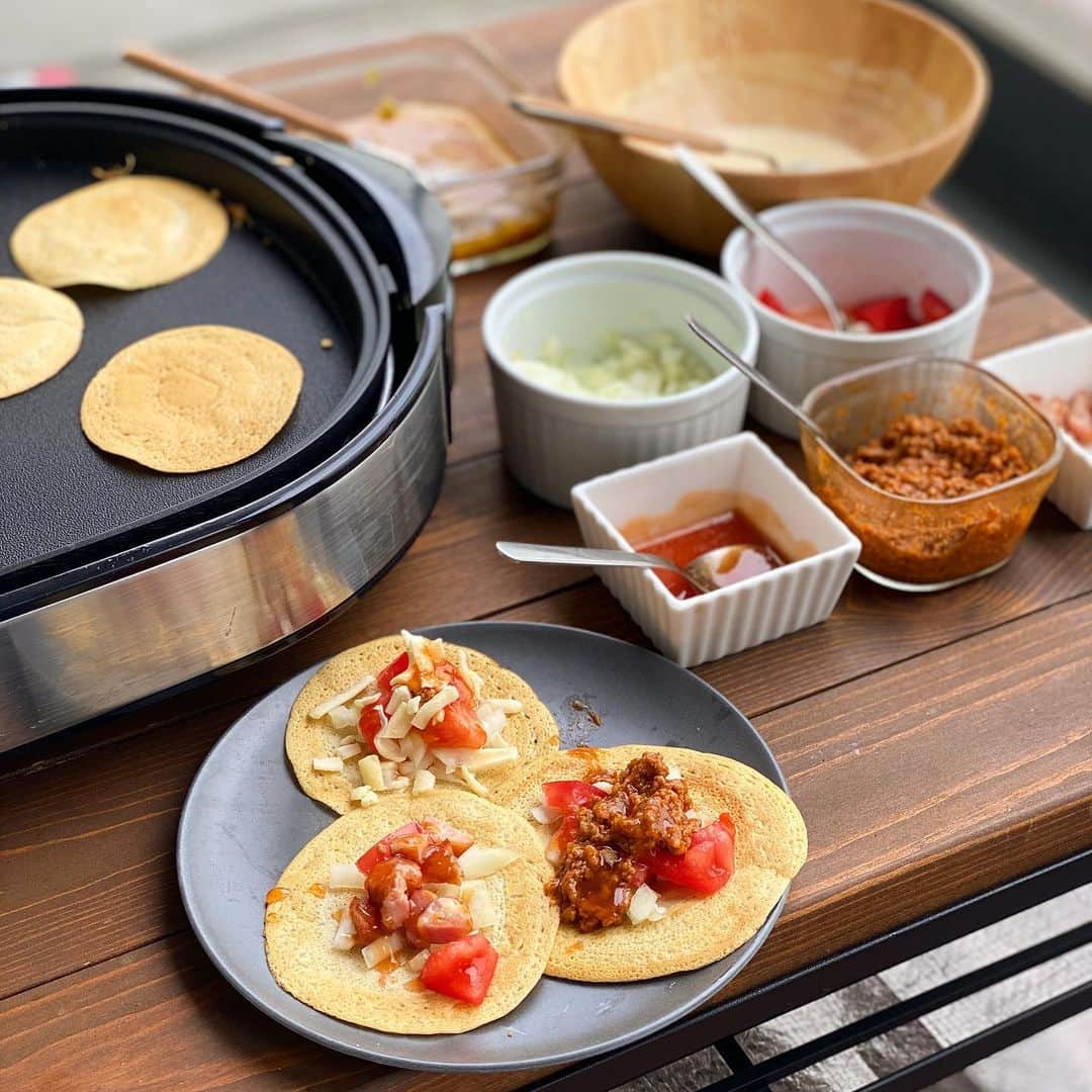 姫野れみのインスタグラム：「今日のベランダBBQは"タコス🌮" 無限に食べられるくらい美味しくてリピ決定🤤♡ ホットプレート料理尽きてきたので おすすめあったら教えて下さい😂♩♩  #石毛家の食卓 👨🏿‍🍳♡ #おうち時間 #ベランダBBQ #タコス #モーリョ #メキシコ料理 #アスリートフードマイスター #料理 #和食 #夕食 #アスリート飯 #夕飯 #夜ご飯 #晩ごはん #夜ご飯 #夕ごはん #夜ごはん #和食ごはん #レシピ #dinner #food #cooking」