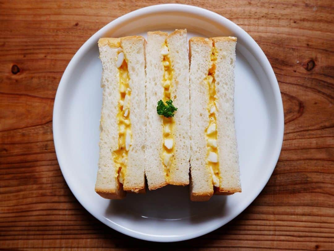 依吹怜さんのインスタグラム写真 - (依吹怜Instagram)「たまごの賞味期限が近づいたら だいたい煮卵にするんだけど 今回はたまごサンドに。 耳も柔らかかったからそのまま。 パセリ育て始めたんだけど すんごいいいよ。可愛いし。 自炊楽しいなあ〜🍳 #ibukitchen🧡  #たまごサンド #lunch #fujifilm #fujifilm_xseries」4月27日 14時00分 - ibukirey