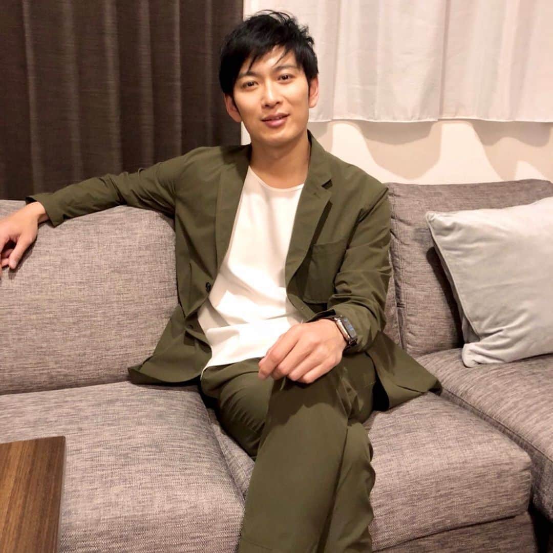 松田悟志さんのインスタグラム写真 - (松田悟志Instagram)「今日の #tvk #猫のひたいほどワイド はリモート出演をさせていただきました😊  連日のLIVE配信で環境が整っているということでチャレンジさせていただきましたが、お楽しみいただけましたでしょうか☀️ 終わってひと息。 これからシラスいただきまーす✨  衣装は、 @gerry_downwear @jivelta」4月27日 14時09分 - matsuda_satoshi1216