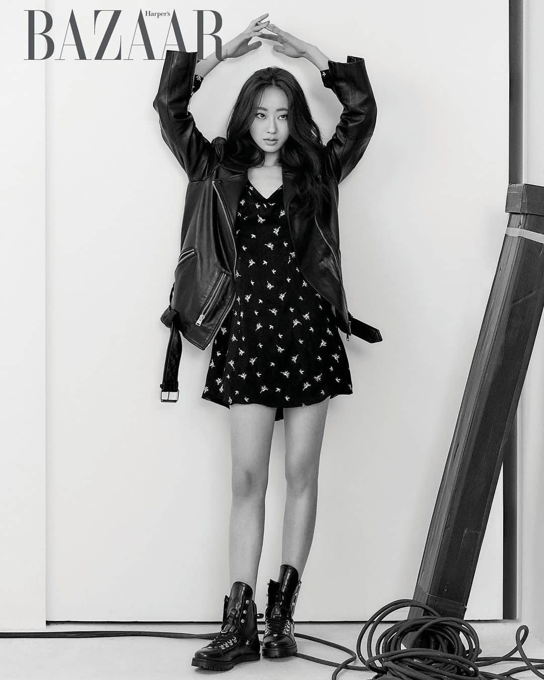 ギョンリ のインスタグラム：「🖤 @harpersbazaarkorea」