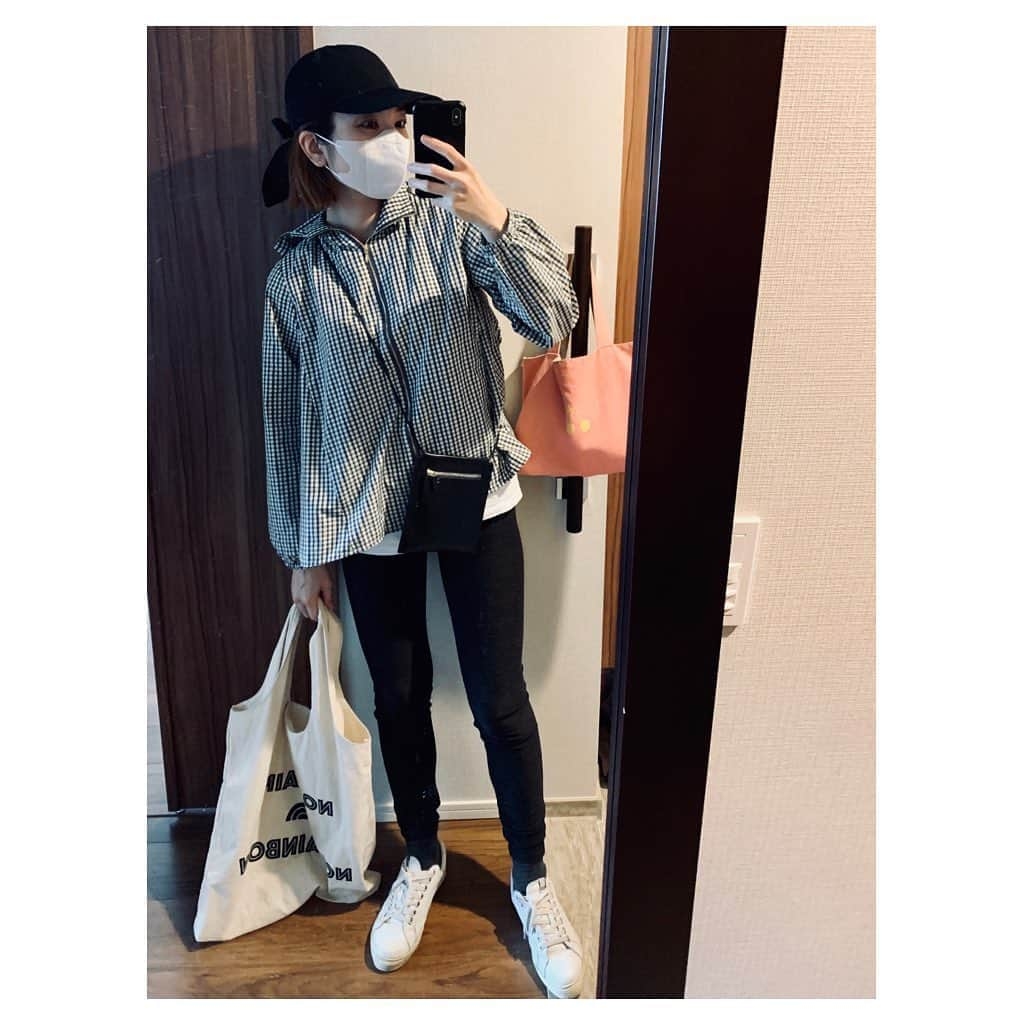 yori designerさんのインスタグラム写真 - (yori designerInstagram)「🧢 スーパーコーデw 基本毎日化粧してるけど 髪の毛はボサボサなので yoriのキャップをかぶって 出かけてます。 (日焼け予防も兼ねて👩🏾🌞) 私のは去年販売したキャップですが 今日発売の中にも デザインが似ているキャップあります👍🏻 #yori_japan  #sōli #novesta #atdawn」4月27日 14時17分 - yoko915