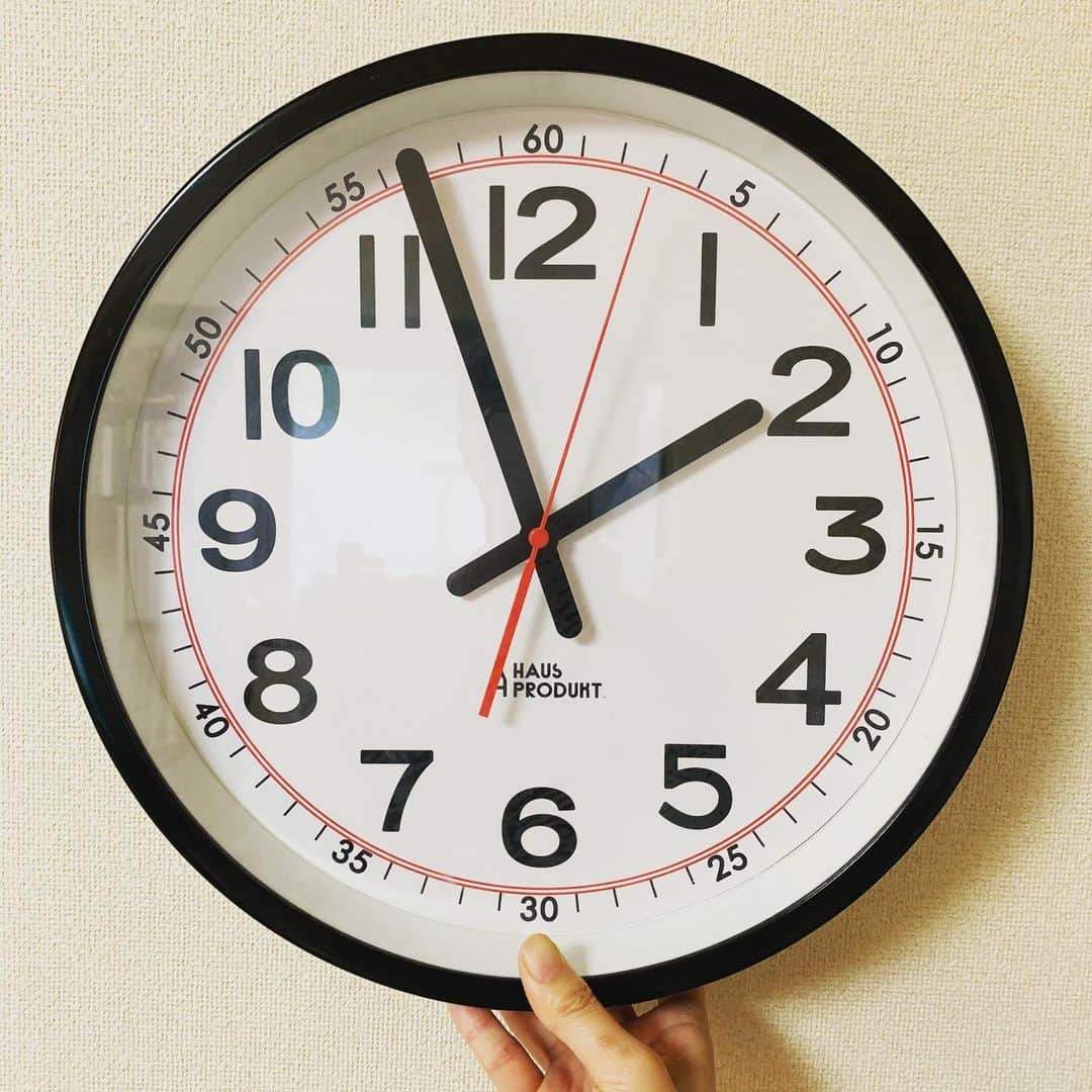 清浦夏実さんのインスタグラム写真 - (清浦夏実Instagram)「お気に入りの時計。が壊れ始めた。 #時計 #clock #stationclock #hausprodukt  #私のお気に入り #遅れる #困る #焦る 10年くらい前に東京駅の雑貨屋さんで購入。新しい部屋に引っ越し、シンプルで見やすくて秒数も分かるアナログ時計を探していたところ、こちらを見つけ、ドンピシャに気に入ったのでした。黒縁と赤のアクセントが絶妙。でもここのところ電池を変えても遅れるので困っています。どこに持っていったらいいのだろう…⁇」4月27日 14時22分 - kiyo_723