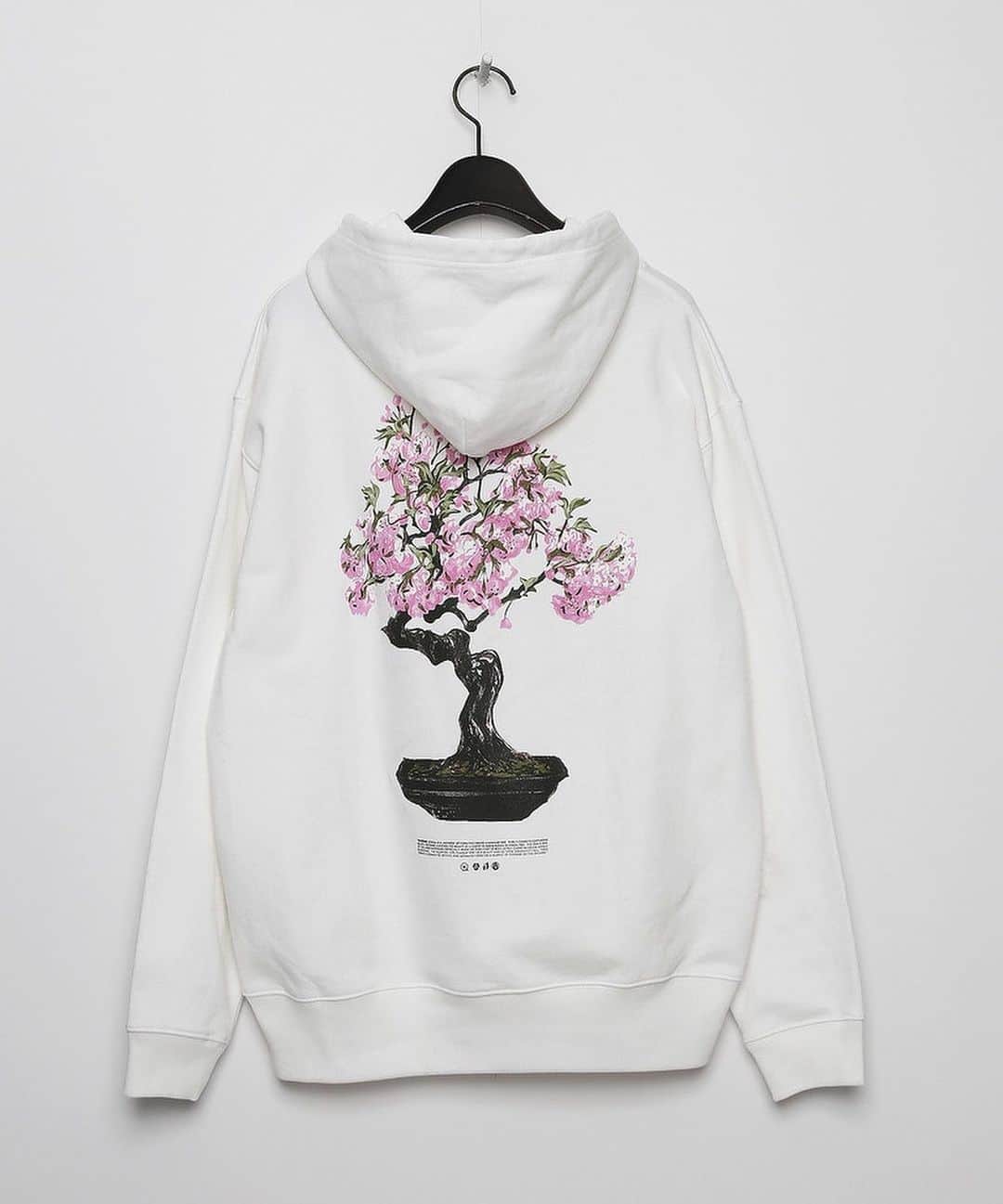 ヴァンキッシュのインスタグラム：「ㅤㅤㅤㅤㅤㅤㅤㅤㅤㅤㅤㅤㅤ ■ SAKURA wabi-sabi Hoodie[VWC045] ㅤㅤㅤㅤㅤㅤㅤㅤㅤㅤㅤㅤㅤ Color:White/Black Size:M/L/XL JPY 9,900 (tax included) ㅤㅤㅤㅤㅤㅤㅤㅤㅤㅤㅤㅤ Shop link bio！ ——————————————— ‪#VANQUISH #vanquishjp」