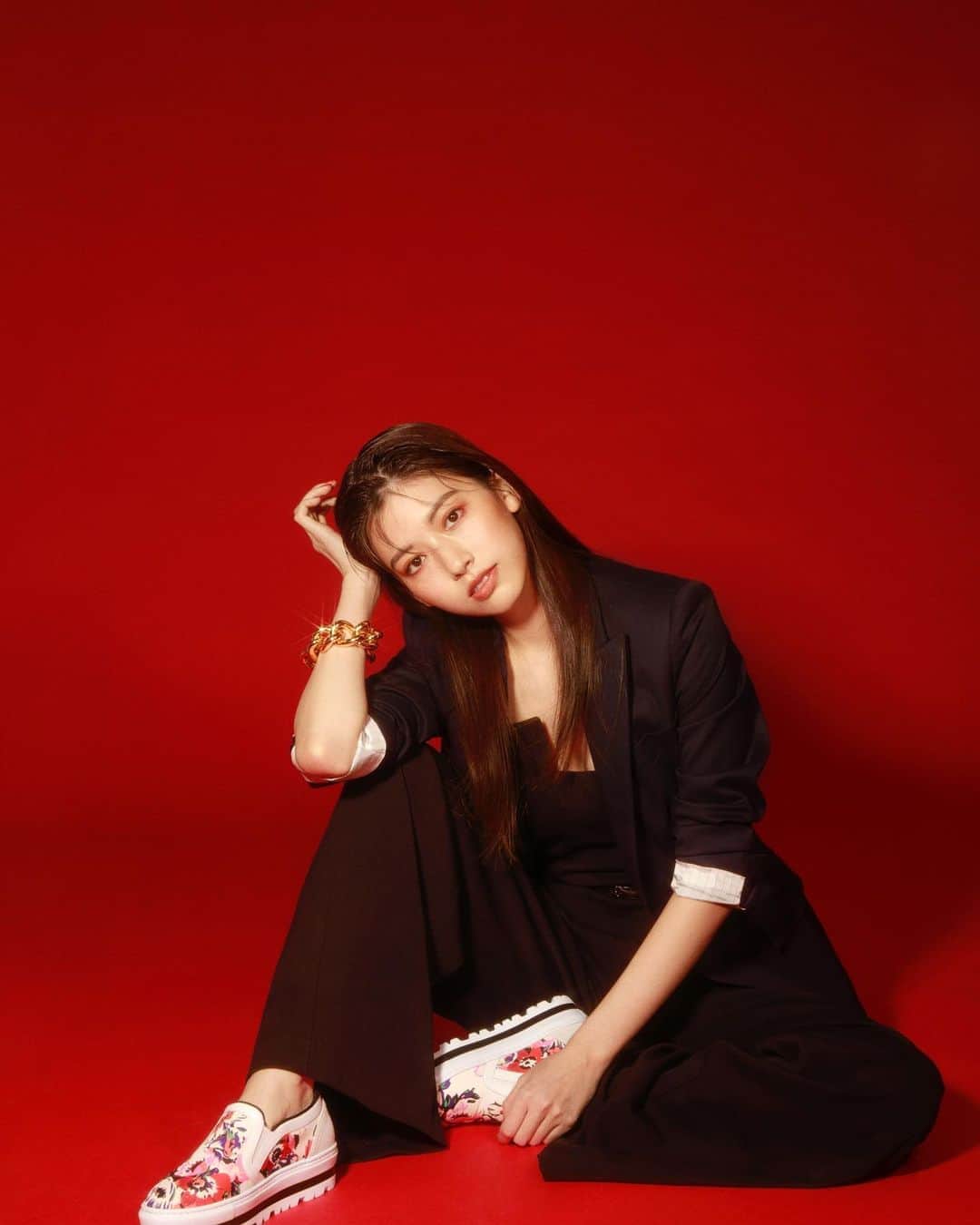 のインスタグラム：「ライヴ配信ストリーミングサービス #SHOWROOM と世界のラグジュアリーブランドを手の届きやすいプライスで購入できるファッションサイト @giltjapan 、そしてNYLONがオーディションを開催し、グランプリに山下夏乃(@nanobetty06 )が決定！　GILTで購入できる洋服を身にまといクールな表情で私達を驚かせてくれた期待のルーキーを目撃して♡ GILTのオフィシャルウェブサイトでもモデルとして登場しているから今すぐCHECK！  #nylonjapan #nylonjp #nylon #showroom #gilt #giltjapan #audition #fashion #caelumjp」