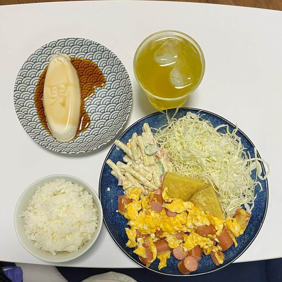 小田幸平さんのインスタグラム写真 - (小田幸平Instagram)「昼ごはん🍚いり卵とソーセージ、キャベツ、とうふ（けんちゃん）、マカロニサラダ、サツマイモの天ぷら。美味しかった。夜ごはん何にしようかな〜。#昼ごはん#いり卵#ソーセージ#サツマイモの天ぷら#キャベツ#マカロニサラダ#愛媛マンダリンパイレーツ#読売ジャイアンツ#中日ドラゴンズ#はげch#美味しかった#自宅自粛」4月27日 14時22分 - oda.kohei