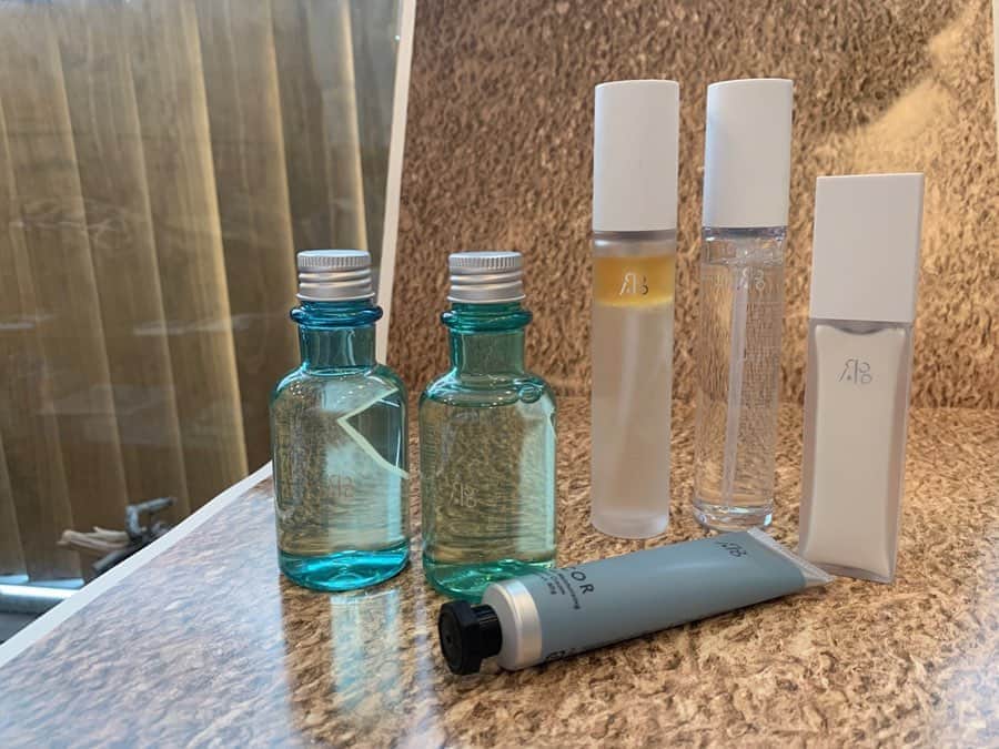 nanako itoのインスタグラム：「ホリスティックビューティーの新しいブランド @icorbeauty さんのスキンケアが届きました✨🙏🏻 . 1枚目左からオイルクレンジング、リキッドソープ、オイルインミスト、フェイシャルトナー化粧水、フェイシャル保湿クリーム、手前にハンドクリーム。 . 使用されているのは、北海道のニセコ羊蹄山の雪どけ湧き水。豊富なミネラル、弱アルカリ性で人のph値に近い水だそう。 . 米ヌカ油を使用したオイルクレンジングや全身にいつでも使用できるオイルインミストも質感も香りも◎ . ビタミン、アミノ酸、ミネラル、セラミドなど美肌には欠かせない成分がたっぷり。 . 先日から使い始めていますが使用後のお肌の感じも香りもとてもよいのでオススメです☺️ . @nozomitoo さんありがとうございます✨ .  @icorbeauty  #icorbeauty  #icor #イコ」
