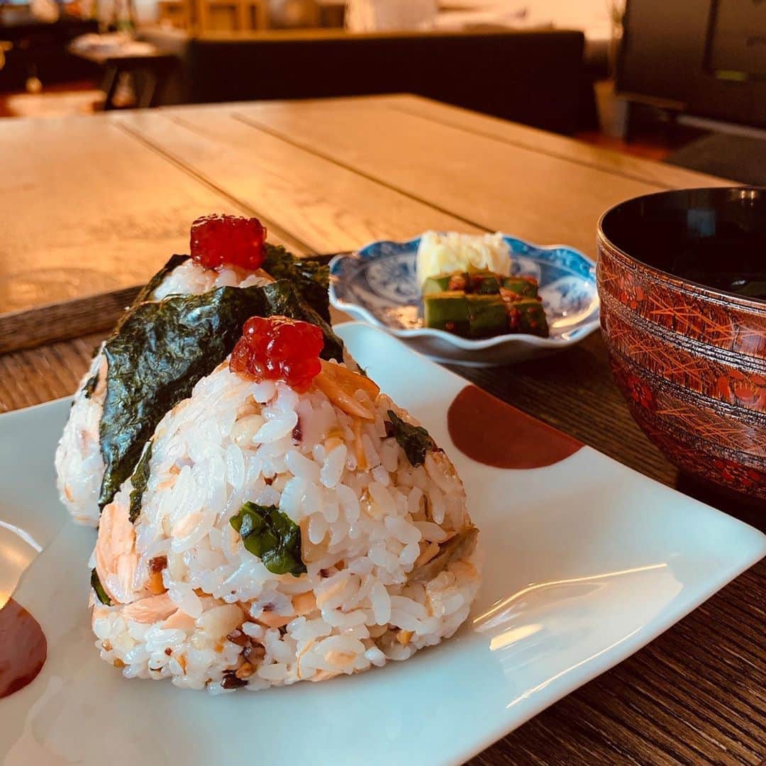 王理惠のインスタグラム：「最強グルメレポーターの坂田陽子ちゃん @yokosakata から#祈るおむすびバトン 受け取りました🍙  陽子ちゃんとは福岡でホークスの番組に一緒に出演していた仲⚾️ 時は流れ…陽子ちゃんはnews every.などで活躍するグルメレポーターの第一人者👏 落ち着いついたらごはん行こうね！  さて、私のおむすびは…主人の故郷新潟県三条市にある創業330年の老舗料亭「二洲楼」の鮭の味噌漬けをほぐし、十六雑穀米に混ぜ込みました。 クレソンがピリっといいアクセント🙆‍♀️特別に筋子のおまけつき😁 この鮭の味噌漬けが絶品！脂がのっていて焼いても身がふっくら🥰 お取り寄せもできるのでおうちごはんのお供にぜひ❤️ 私は元ソフトバンクホークスの寡黙な大エース⚾️攝津正さんといつも明るい神スイングでお馴染みの稲村亜美ちゃんに繋ぎます。2人のおむすび楽しみ！  1日も早く穏やかな日常が戻りますように祈りを込めて✨  #祈るおむすびバトン  #新潟 #三条 #二洲楼  #二洲楼謹製鮭の味噌漬け」