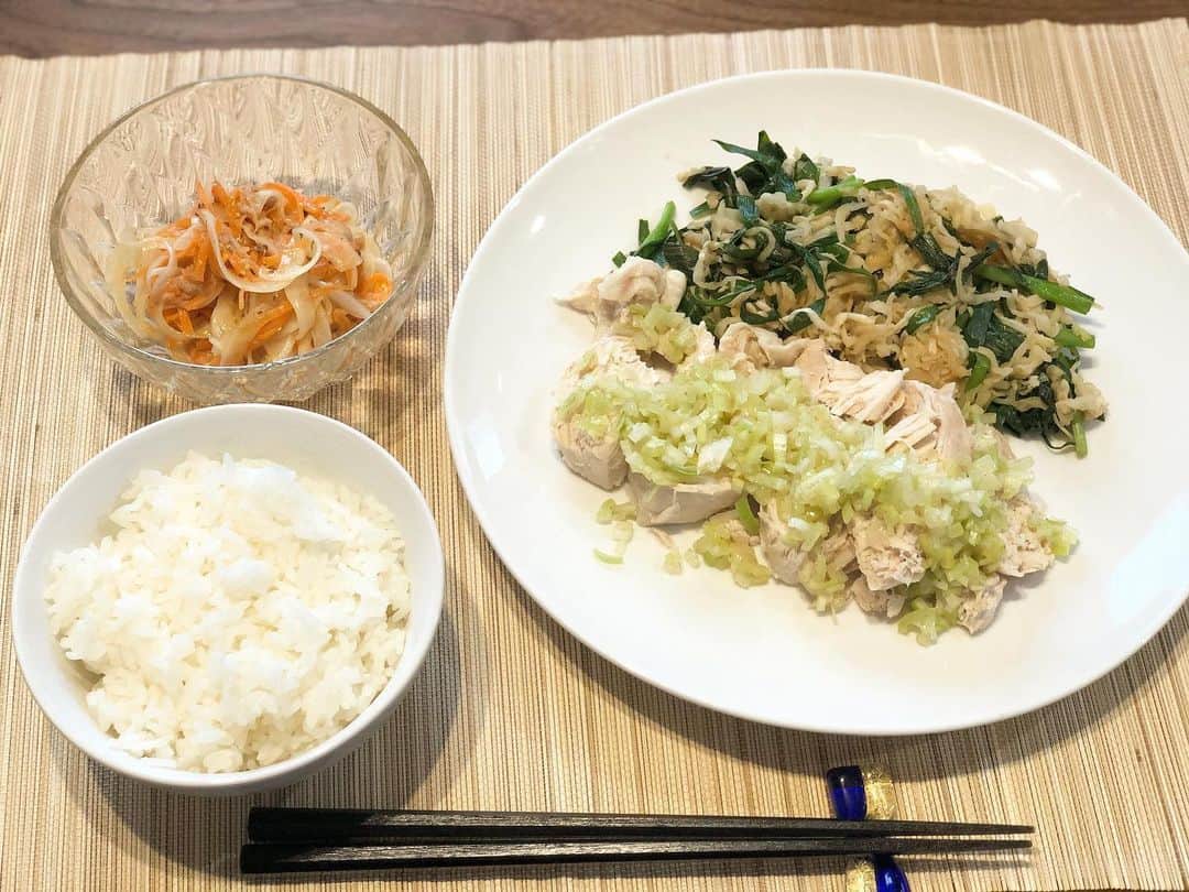 西木恵美里のインスタグラム：「お昼はこれで許してちょ！ランチ🍽  #人参と玉ねぎとツナのサラダ #茹で鶏のネギ塩ダレ  #切り干し大根とニラのオイスターソース炒め 出てないけど、 #しらす納豆 #かぼちゃサラダ もすこし食べました👌🏻」