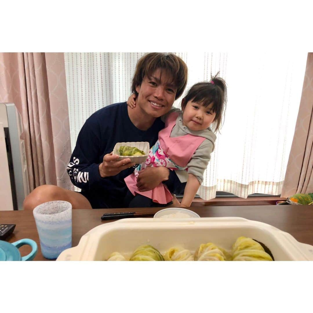 小池純輝さんのインスタグラム写真 - (小池純輝Instagram)「. ロールキャベツもやっちゃう🥬 #jleague #jリーグ #jfa #j2 #東京ヴェルディ #tokyoverdy #verdy #verdyfamily #soccer #football⚽ #football #footballplayer #サッカー #フットボール #スポーツ好きな人と繋がりたい #サッカー好きな人と繋がりたい #小池純輝 #19 #⚽️ #東京 #tokyo #3歳 #3歳女の子 #女の子パパ #ロールキャベツ #bruno #おうち時間 #stayhome」4月27日 14時56分 - junki_koike