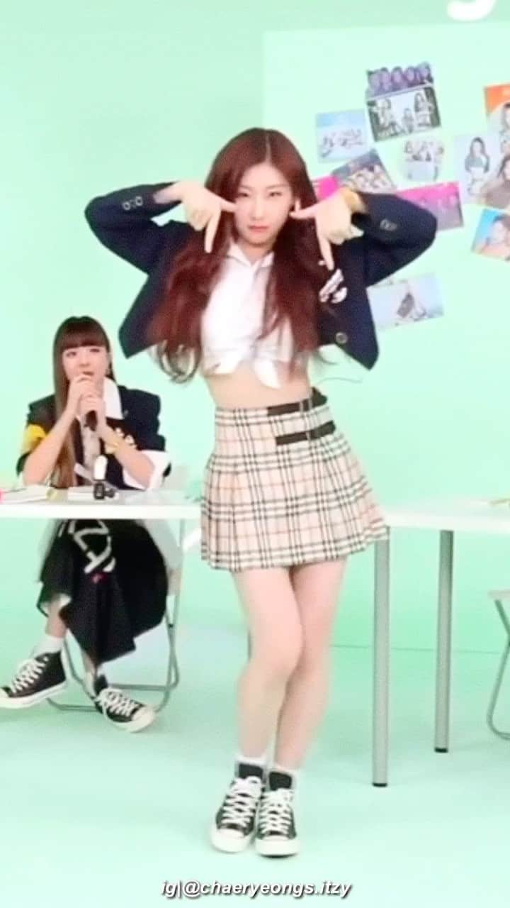 チェリョンのインスタグラム：「chaeryeong had to dance to other group’s choreographies over WANT IT! I edited this to original song to make it more satisfying. she danced to: ⁣⠀ psycho - red velvet tt - twice  snapping - chungha who’s your mama - jyp my house - 2pm fancy - twice any song - zico ⁣⠀ the fact chaeryeong make all these song's choreography fits to WANT IT. what a talent! uri MAIN DANCER never disappointed us👏 she's literally a DANCE QUEEN 👑🔥」