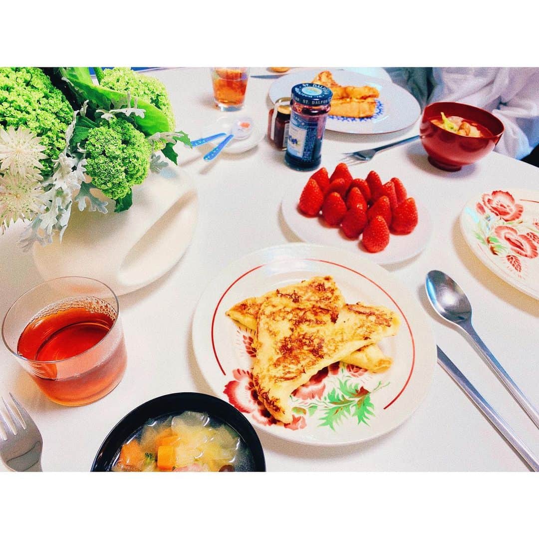 紗栄子さんのインスタグラム写真 - (紗栄子Instagram)「おやつの後は、オンライン授業🌻🖥👯‍♂️🍓 #マイメン」4月27日 14時53分 - saekoofficial